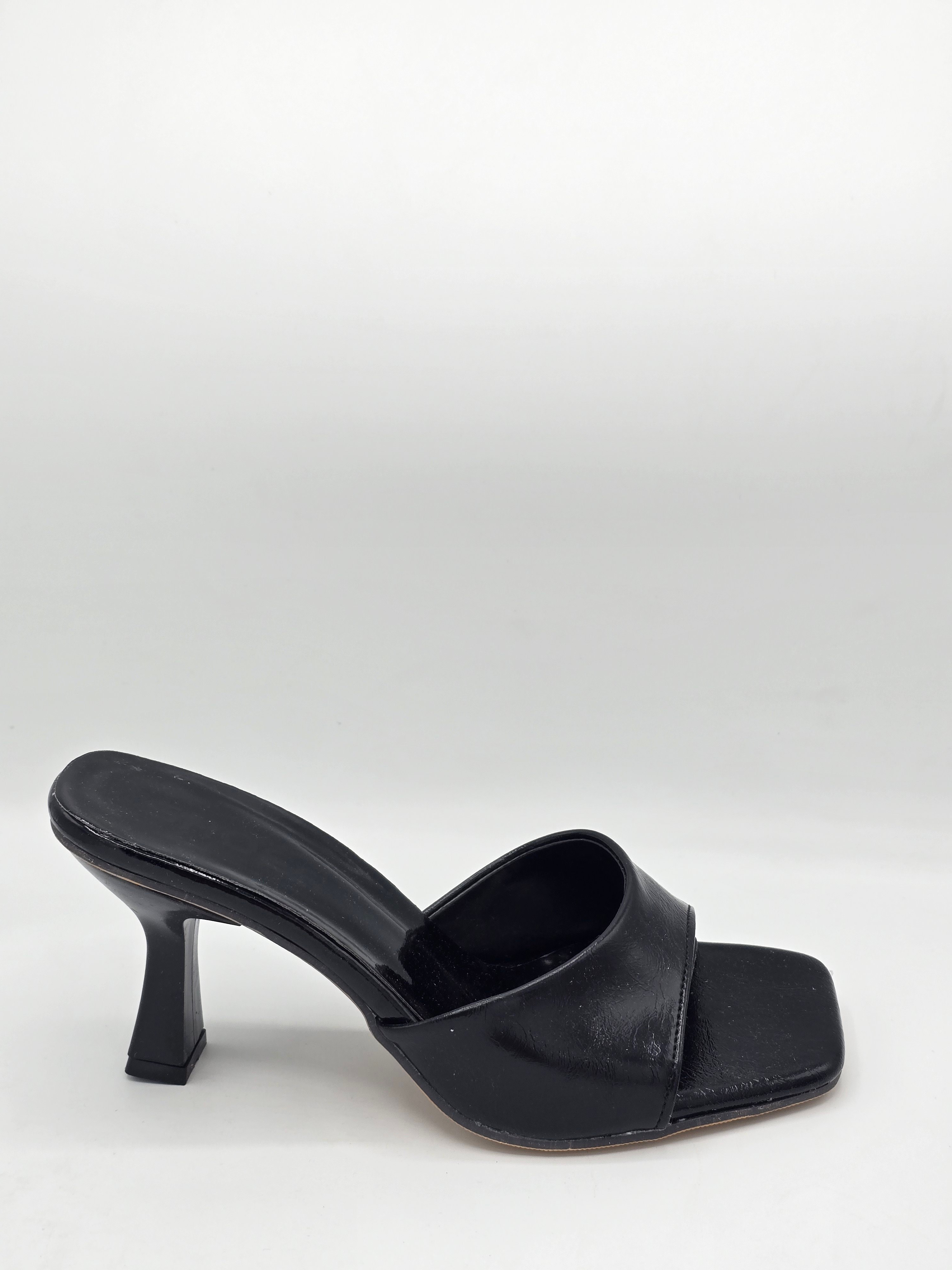 LUVESTASHOES KARE BURUNLU  TOPUKLU TERLİK  SİYAH