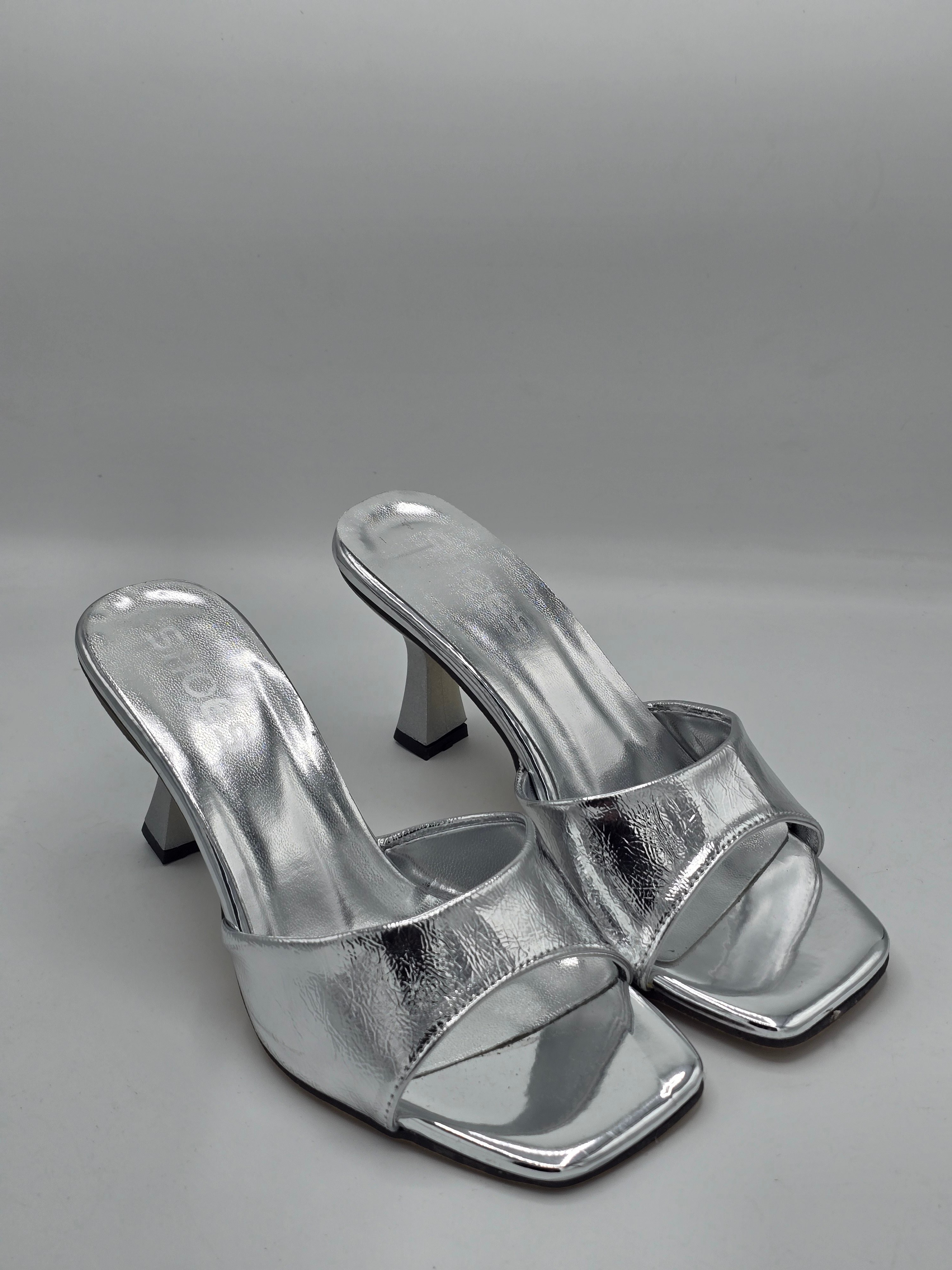 LUVESTASHOES KARE BURUNLU  TOPUKLU TERLİK  GÜMÜŞ