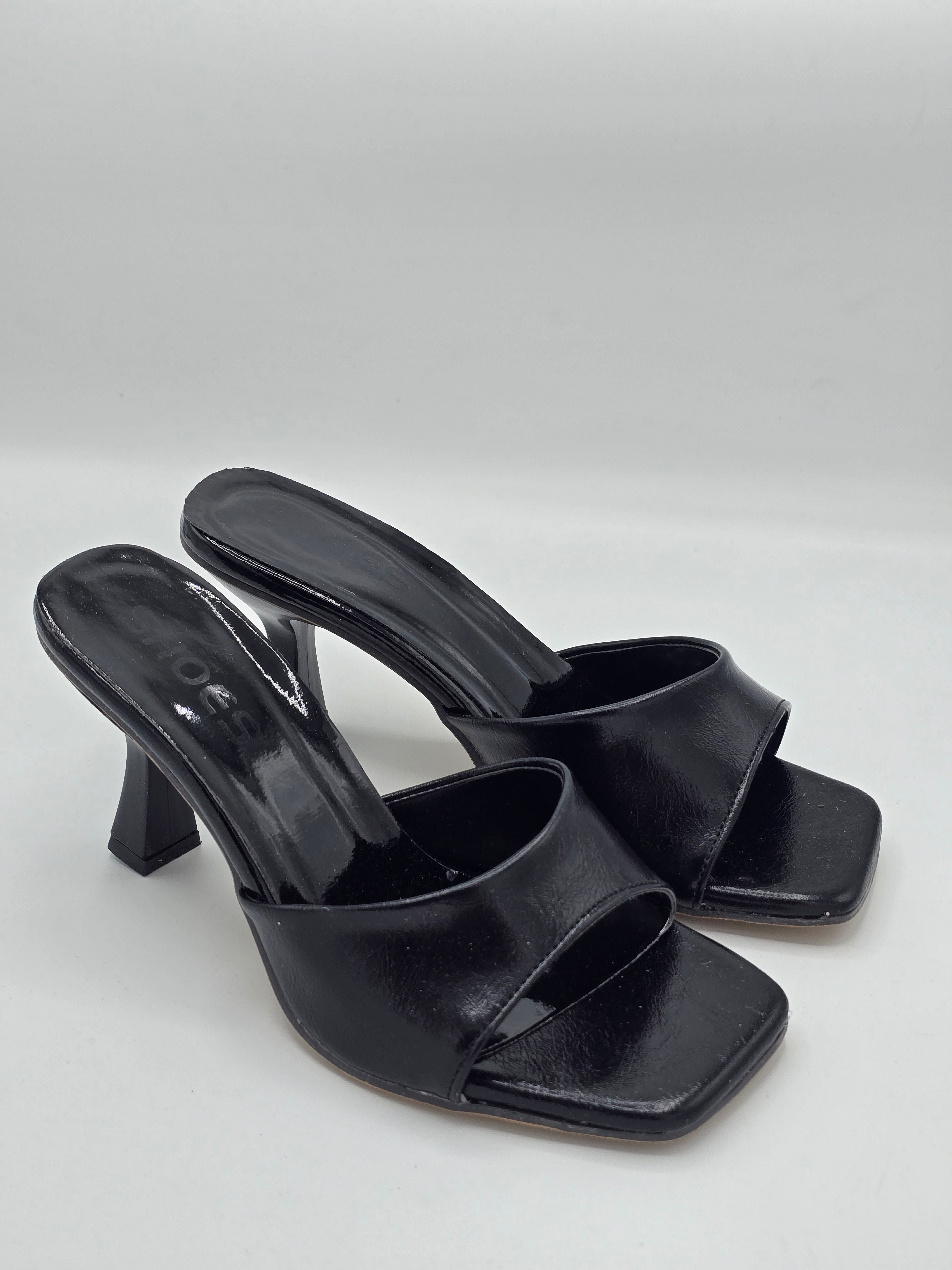 LUVESTASHOES KARE BURUNLU  TOPUKLU TERLİK  SİYAH