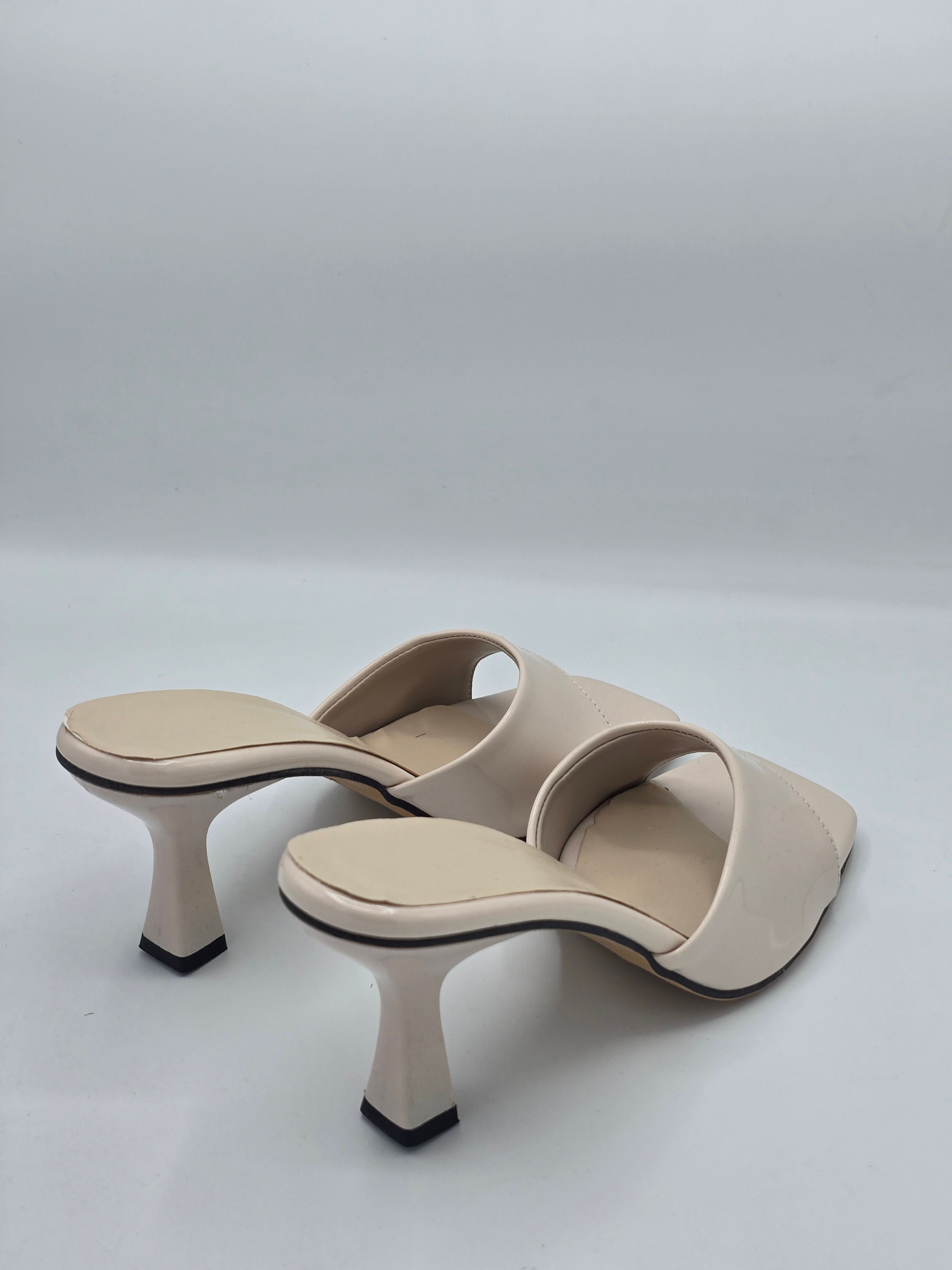LUVESTASHOES KARE BURUNLU  TOPUKLU TERLİK  BEJ