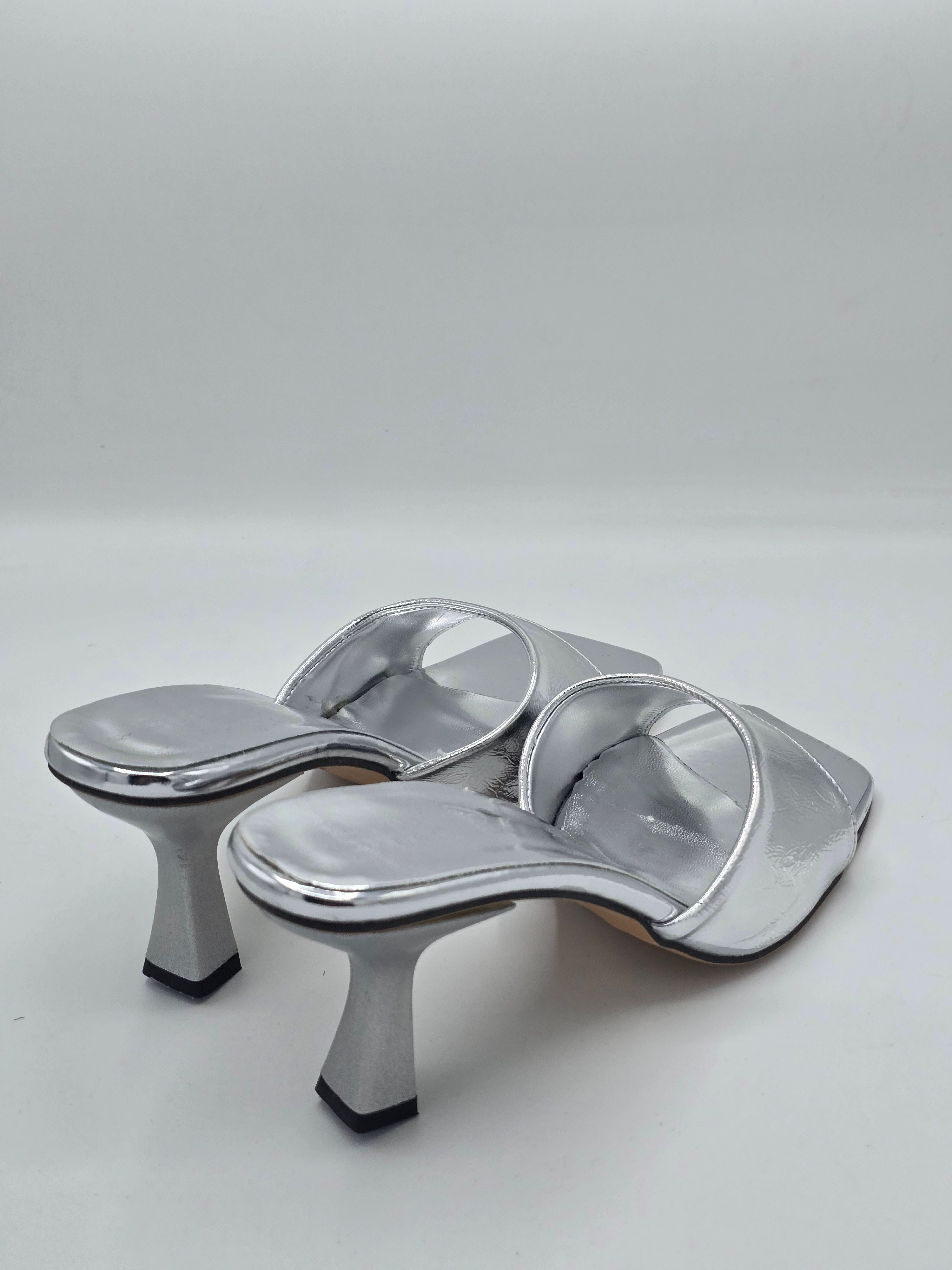 LUVESTASHOES KARE BURUNLU  TOPUKLU TERLİK  GÜMÜŞ