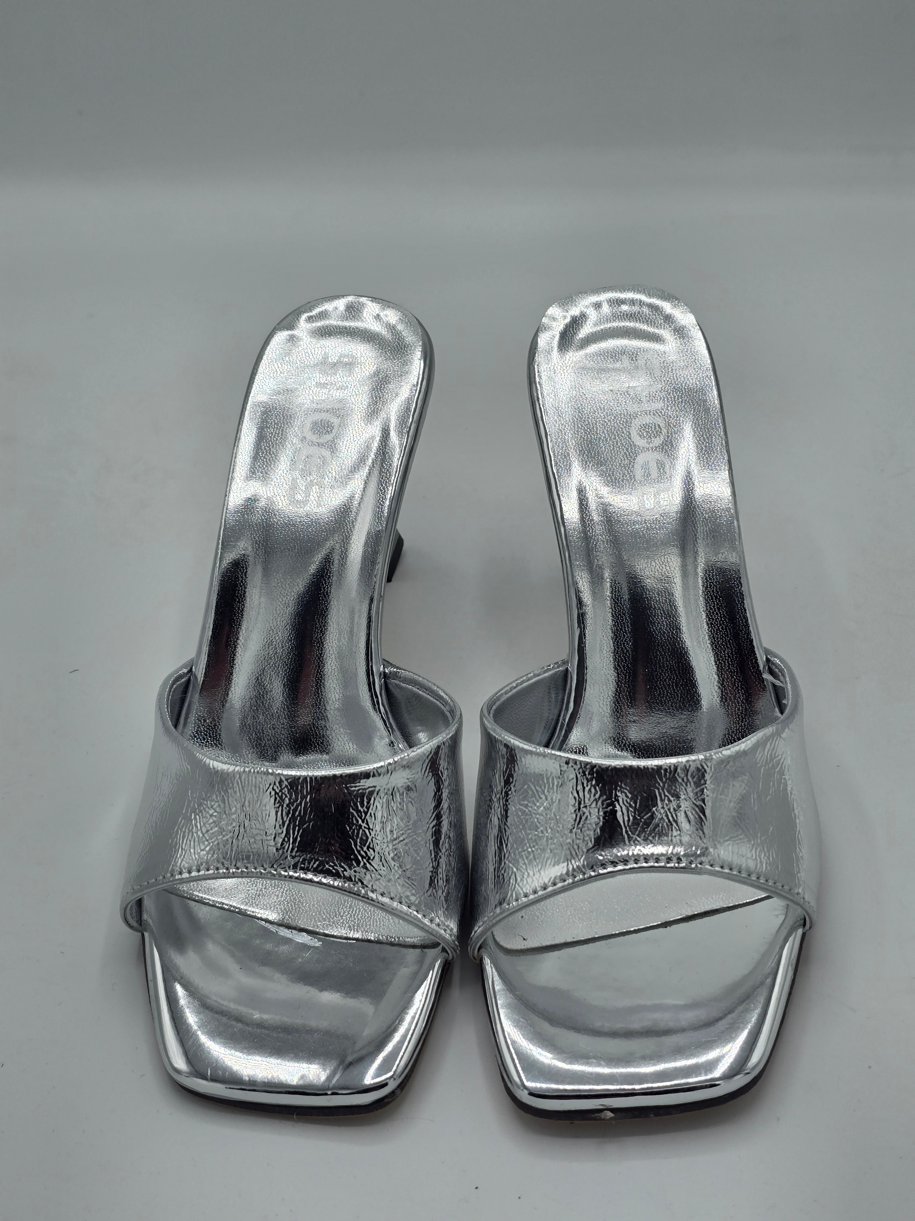 LUVESTASHOES KARE BURUNLU  TOPUKLU TERLİK  GÜMÜŞ