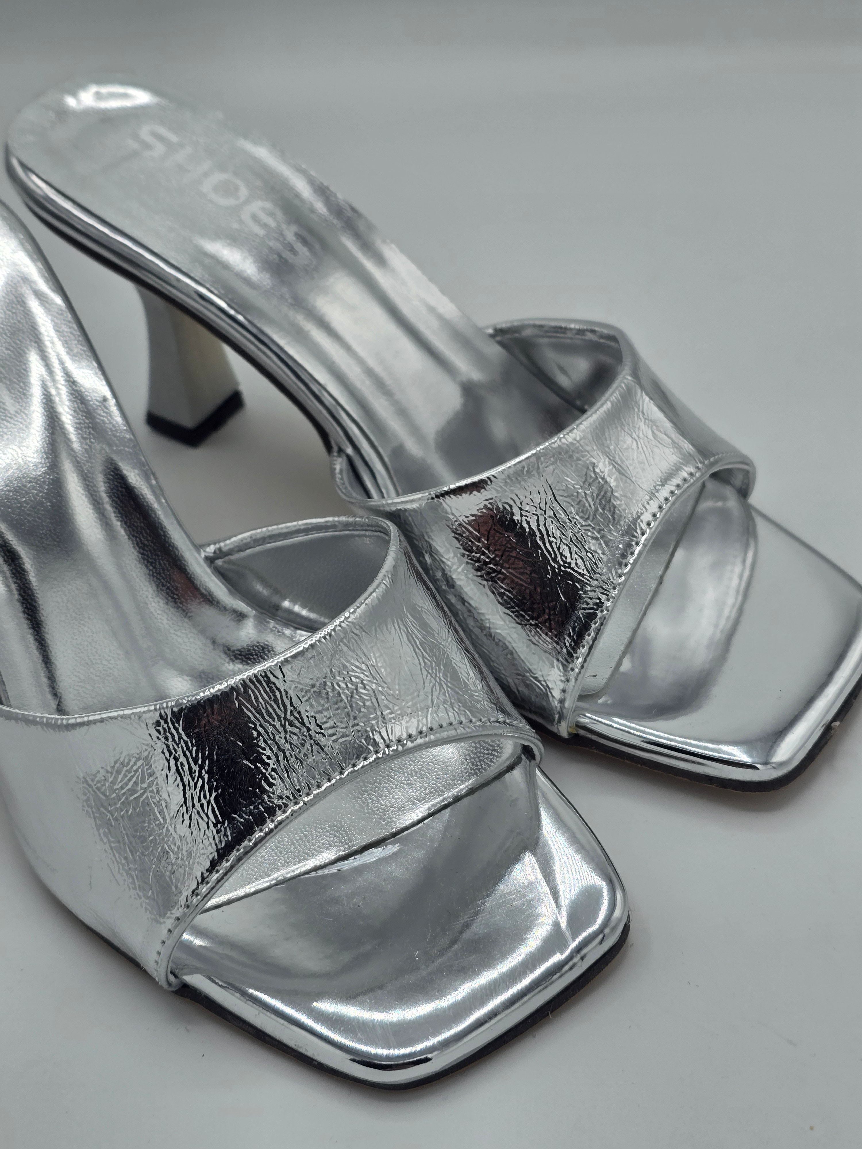 LUVESTASHOES KARE BURUNLU  TOPUKLU TERLİK  GÜMÜŞ