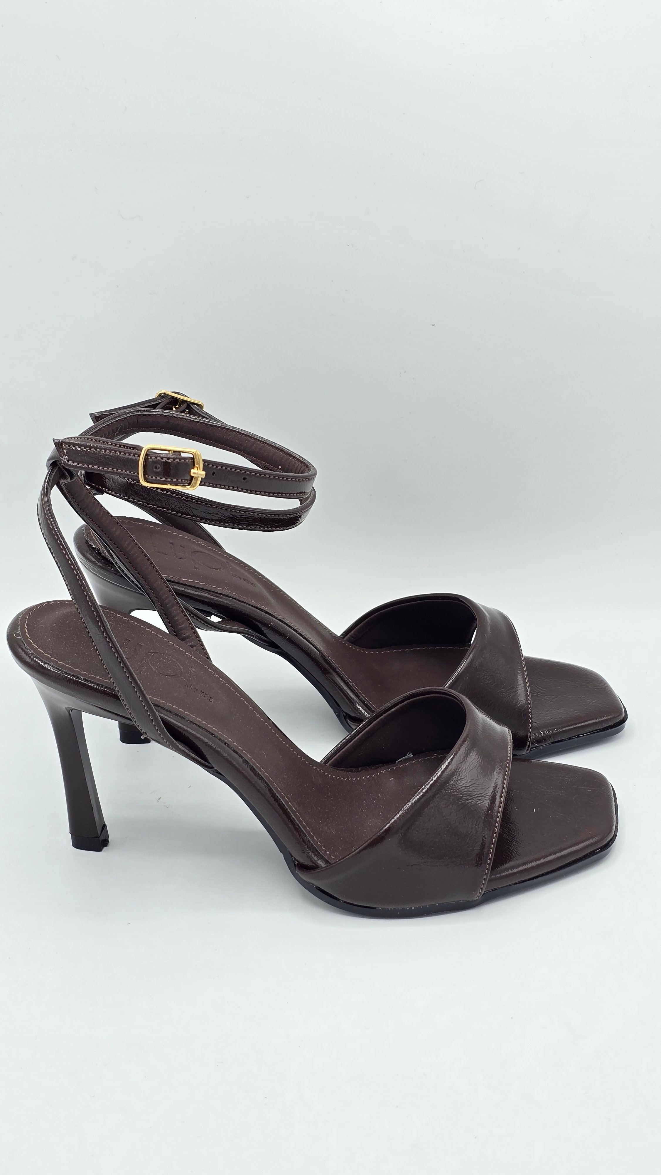 Luvestashoes Koyu Kahverengi Rugan Bantlı Açık Burun İnce Topuk Şık Sandalet