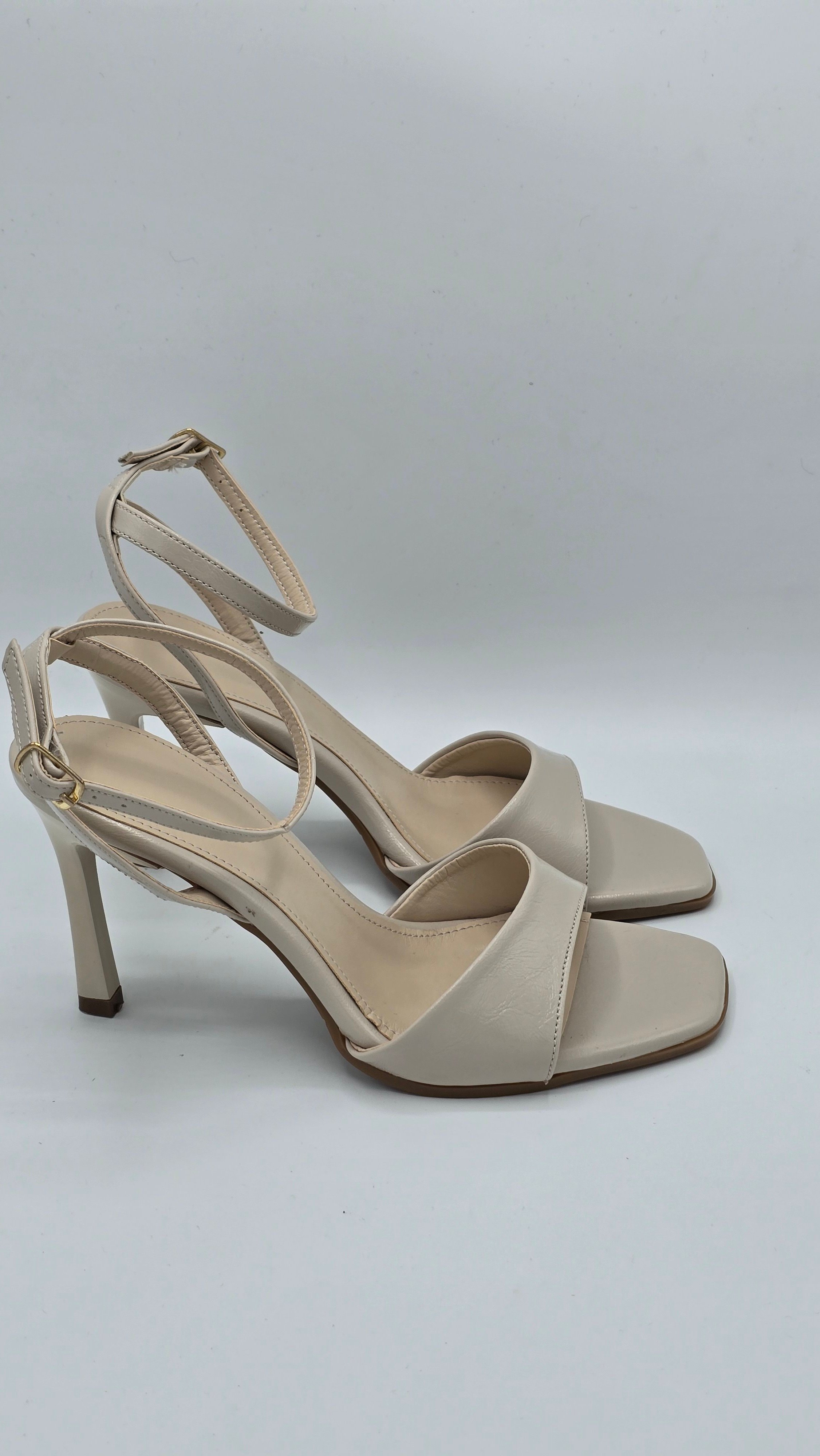 Luvestashoes Krem Minimal Tek Bantlı Bilekten Tokalı İnce Topuk Yazlık Stiletto