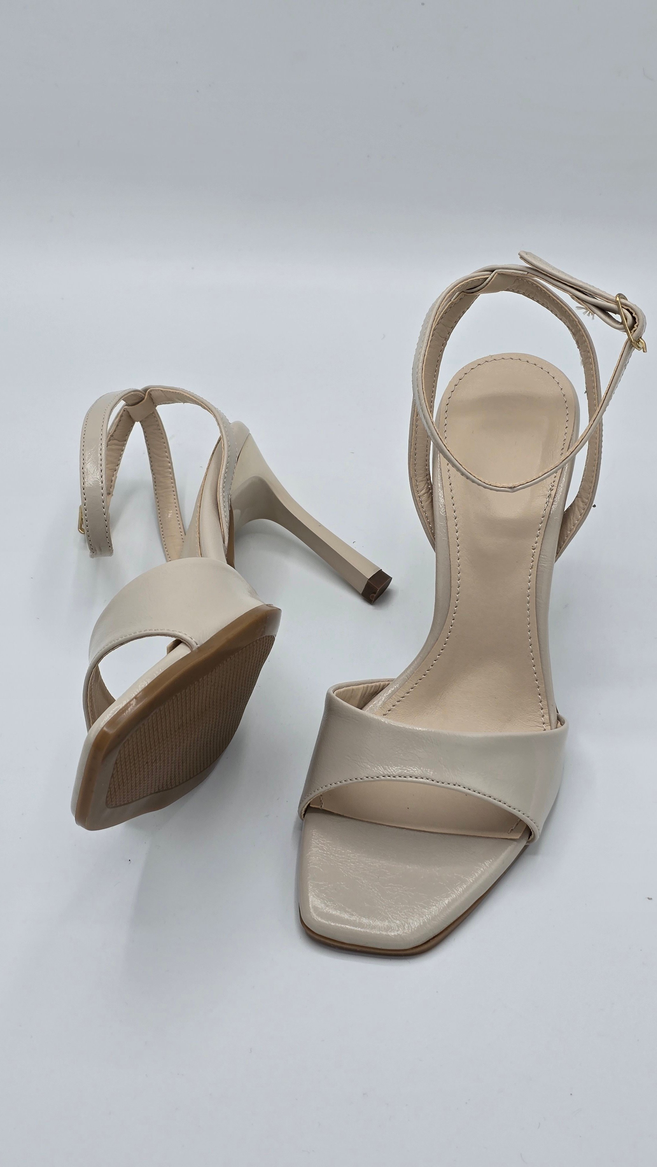 Luvestashoes Krem Minimal Tek Bantlı Bilekten Tokalı İnce Topuk Yazlık Stiletto