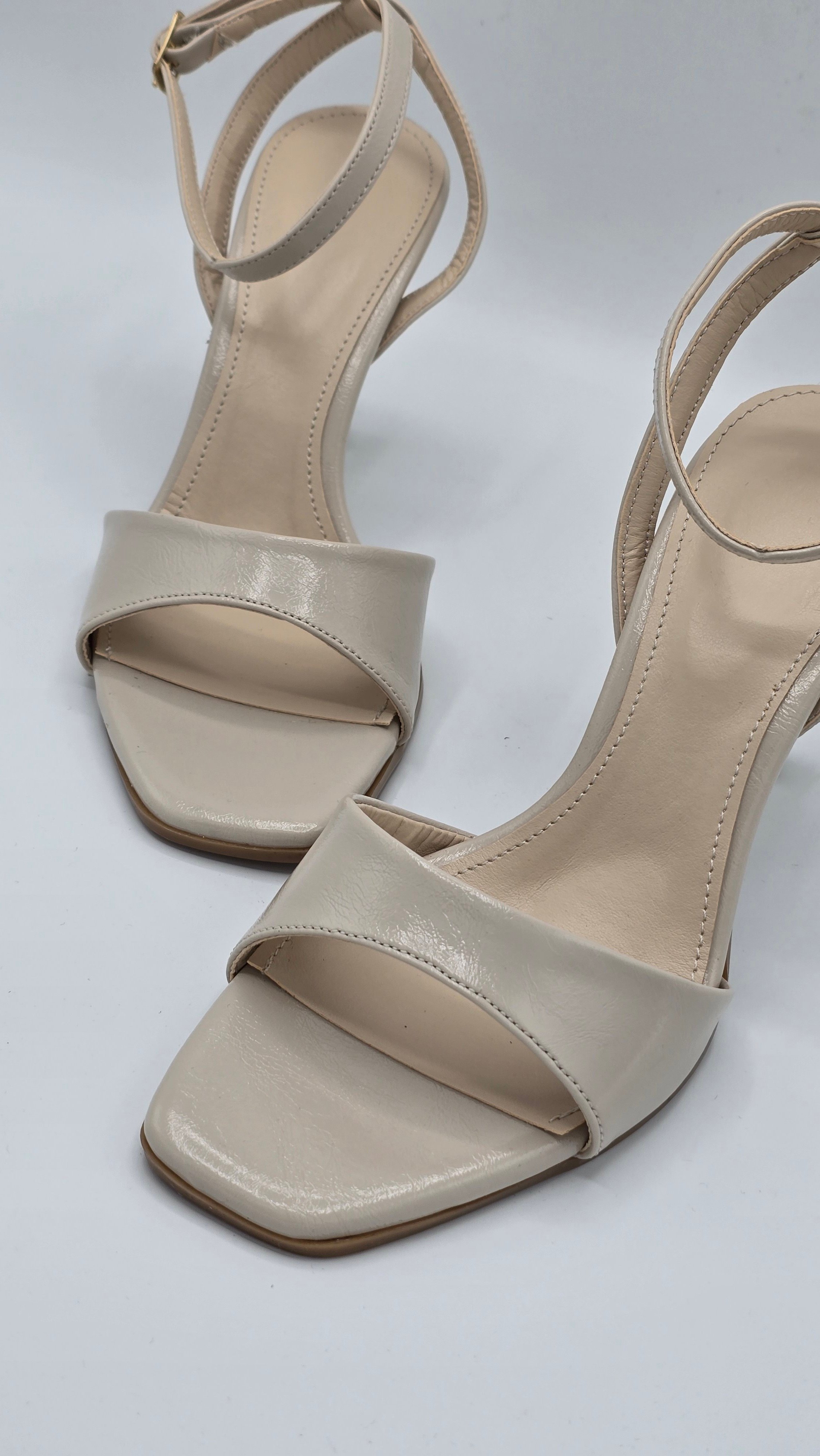 Luvestashoes Krem Minimal Tek Bantlı Bilekten Tokalı İnce Topuk Yazlık Stiletto