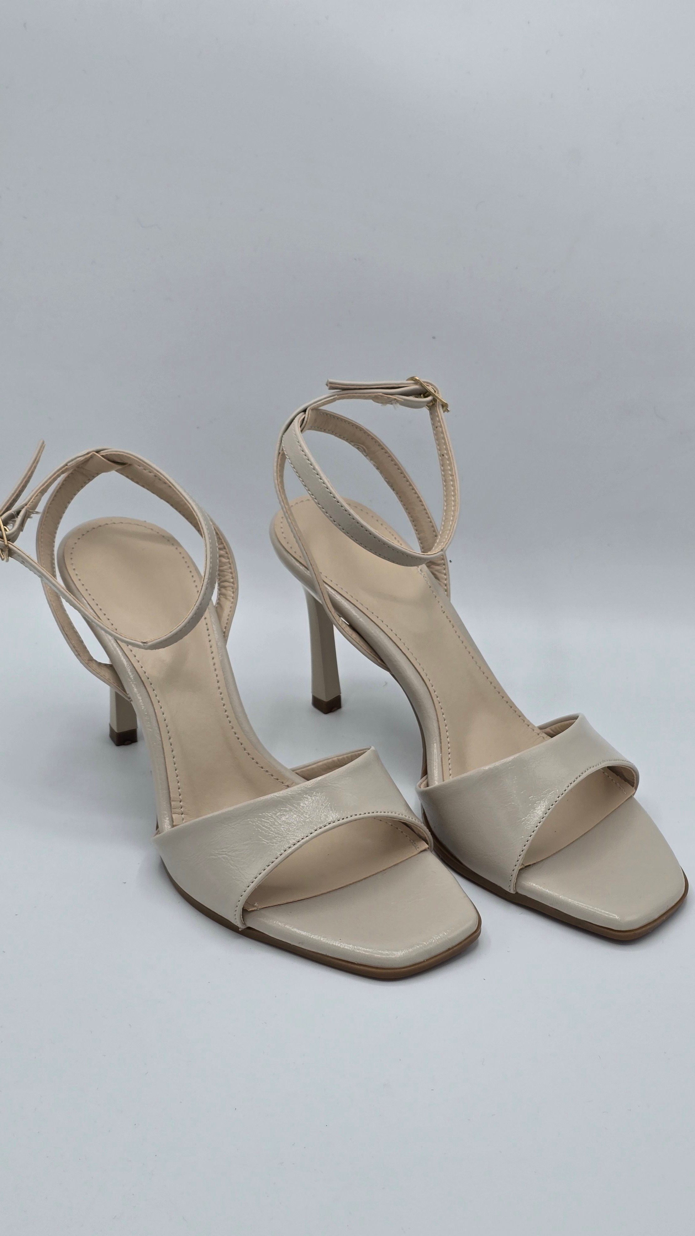 Luvestashoes Krem Minimal Tek Bantlı Bilekten Tokalı İnce Topuk Yazlık Stiletto