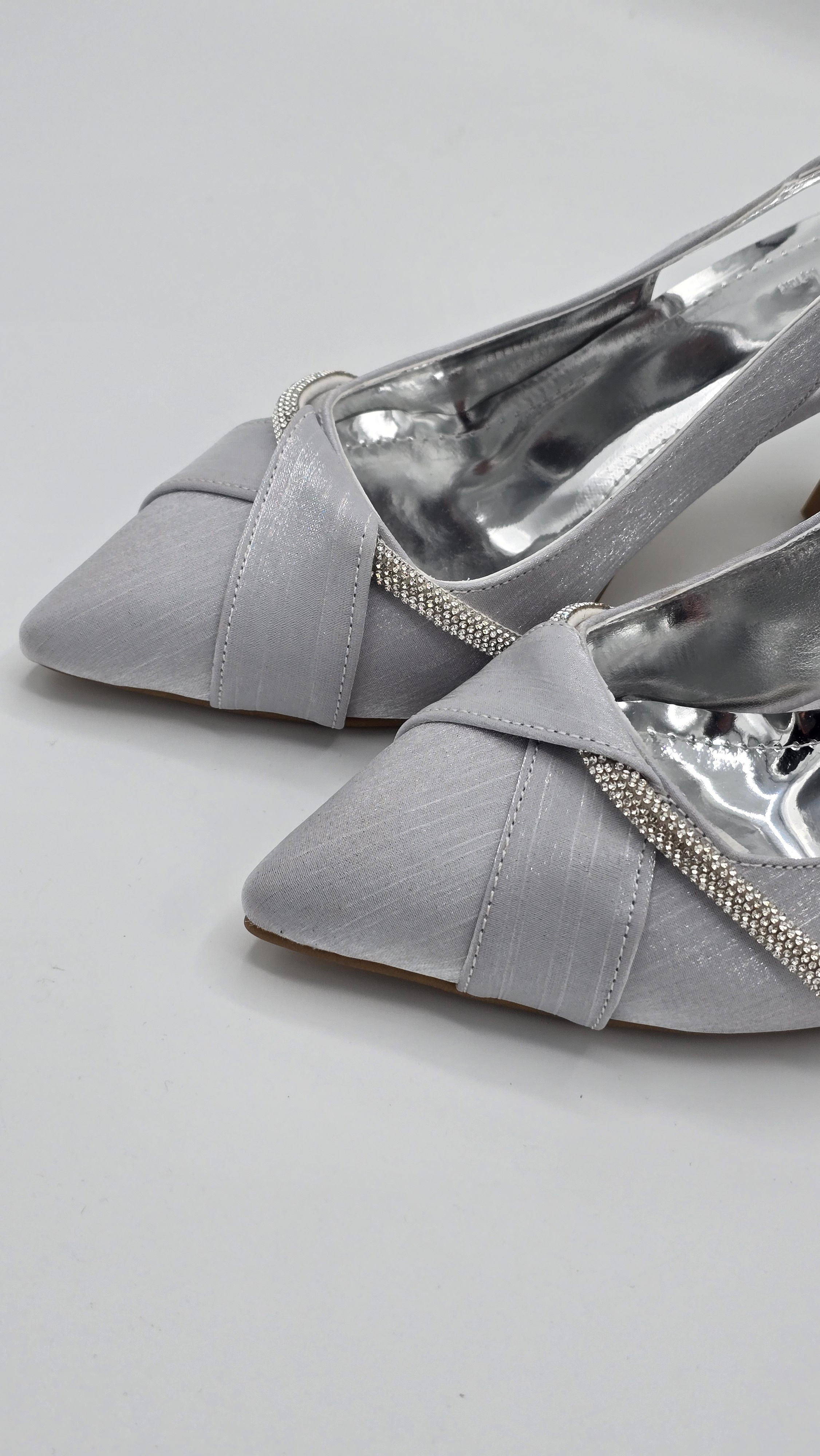 Luvestashoes Metalik Gri Taş Detaylı Çapraz Bantlı Ortopedik Kadeh Topuk Stiletto
