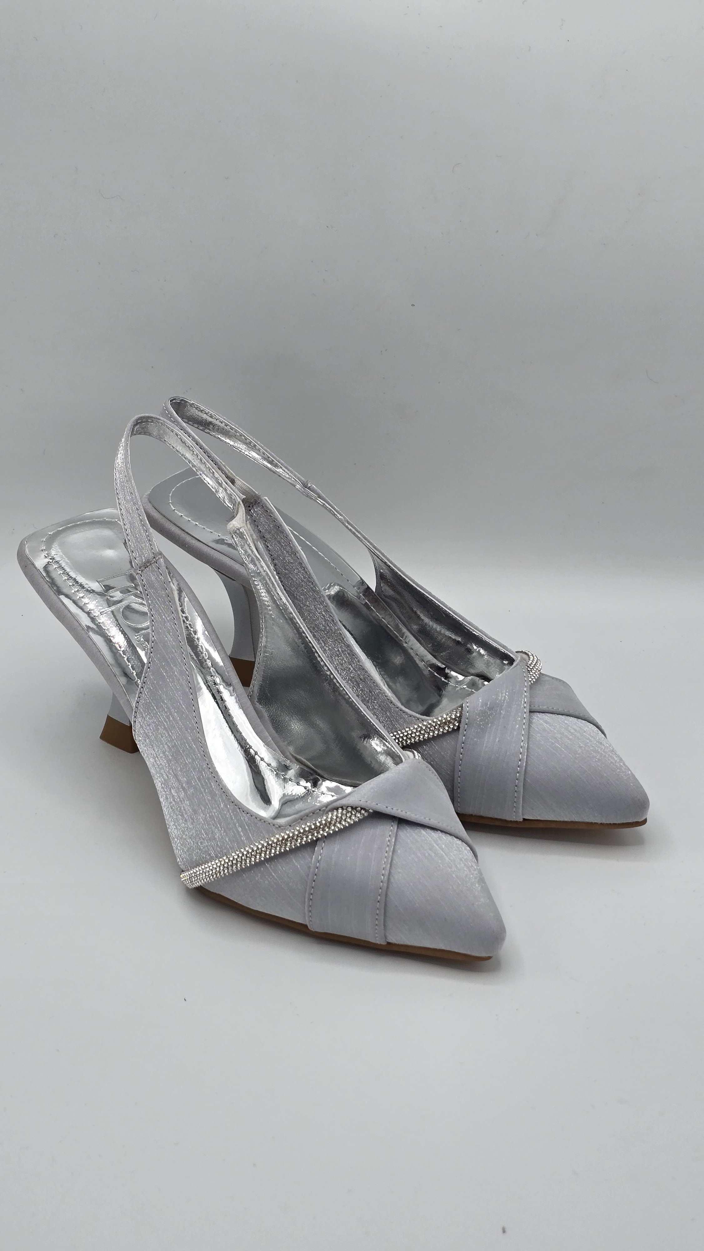Luvestashoes Metalik Gri Taş Detaylı Çapraz Bantlı Ortopedik Kadeh Topuk Stiletto