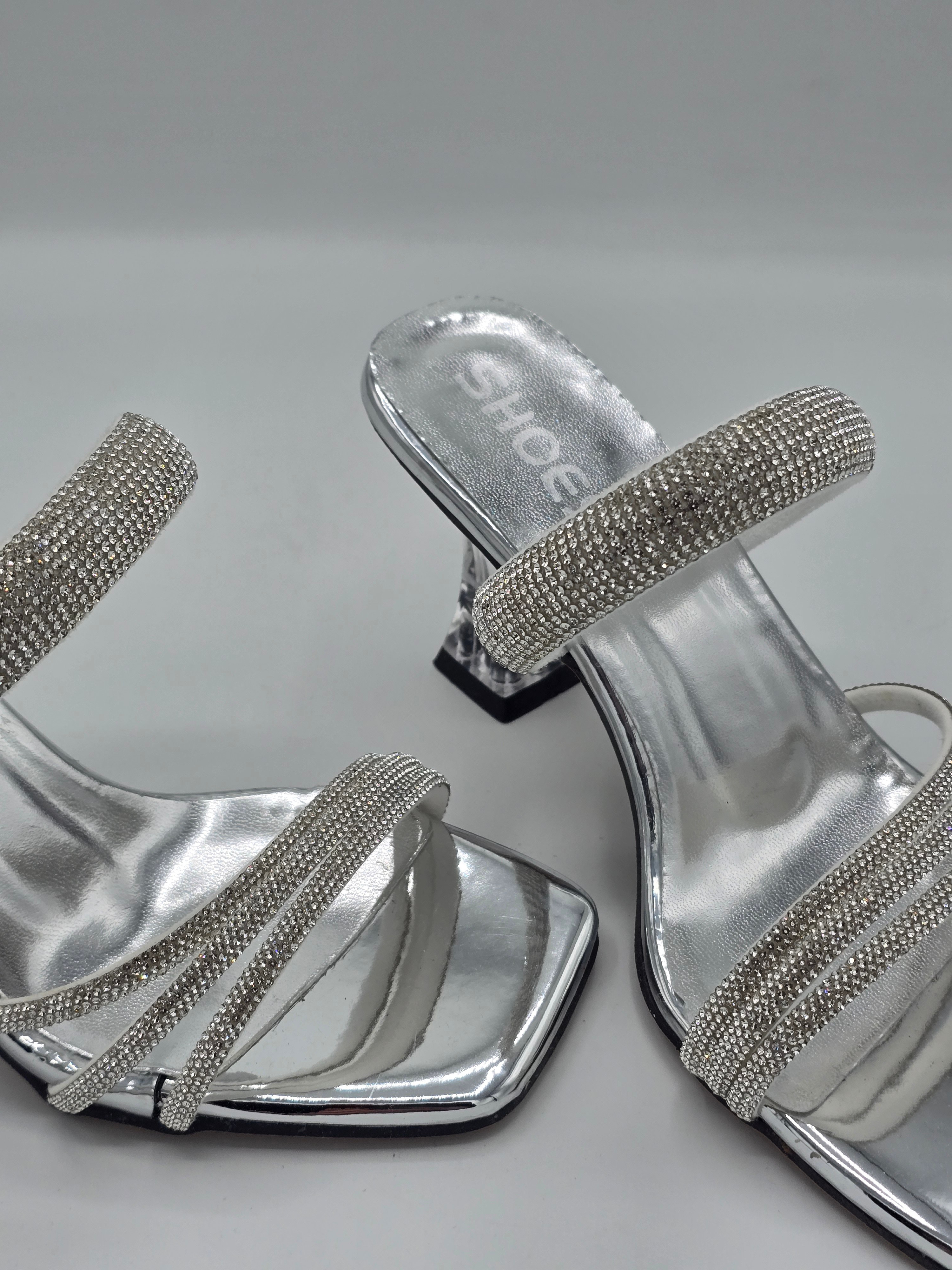 LUVESTASHOES SİMLİ TAŞLI KARE BURUNLU TOPUKLU TERLİK GÜMÜŞ 