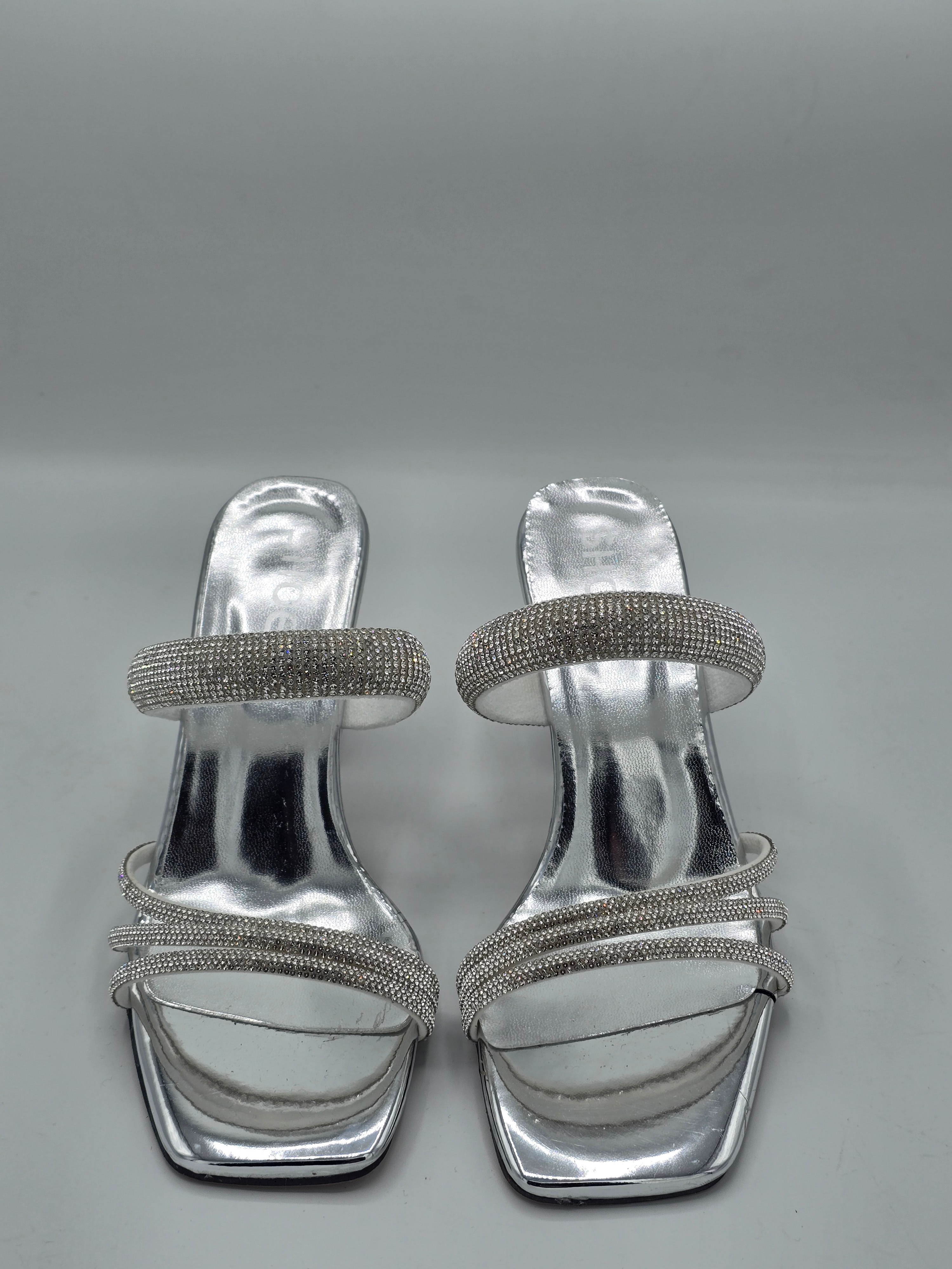 LUVESTASHOES SİMLİ TAŞLI KARE BURUNLU TOPUKLU TERLİK GÜMÜŞ 