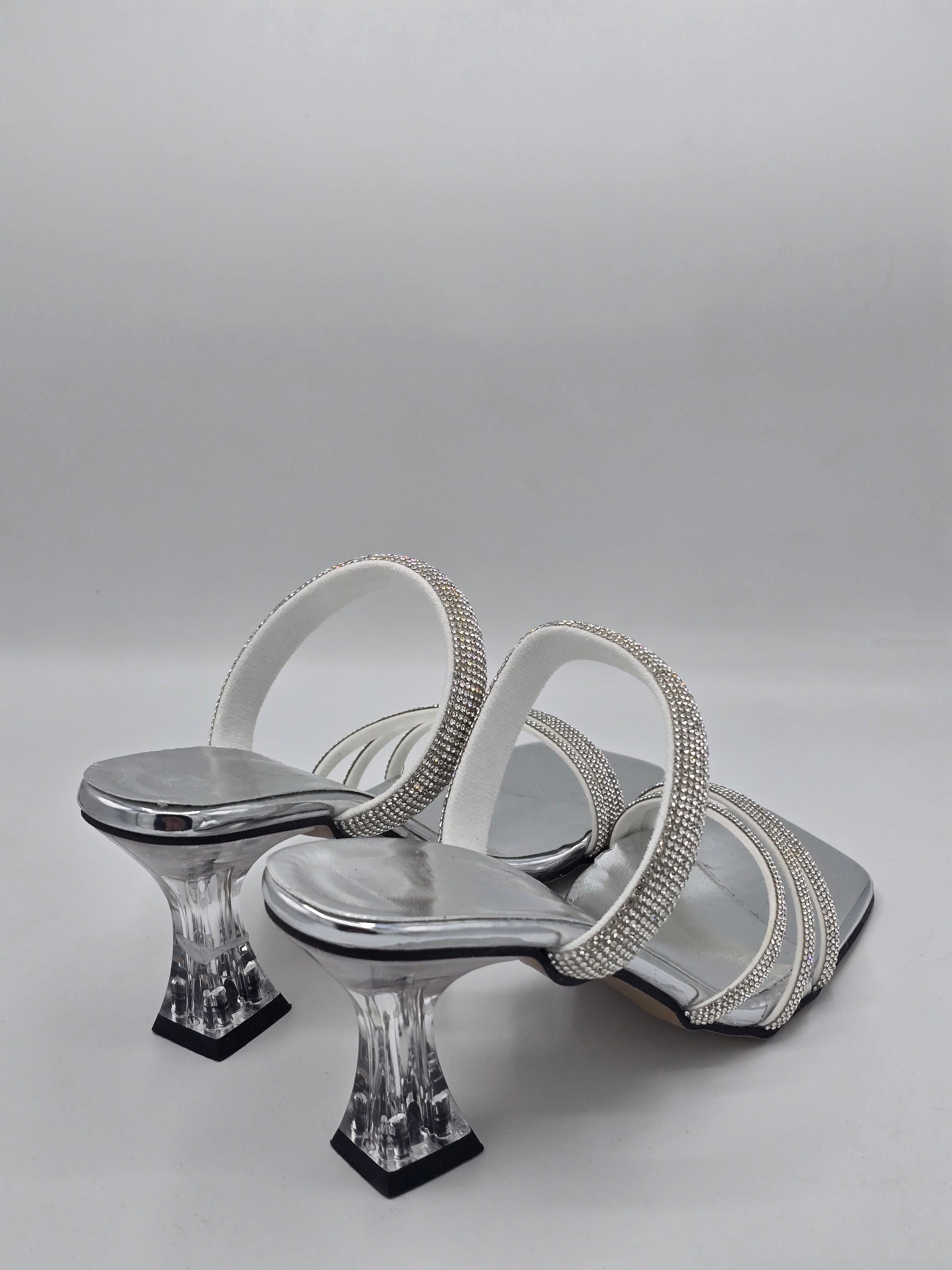 LUVESTASHOES SİMLİ TAŞLI KARE BURUNLU TOPUKLU TERLİK GÜMÜŞ 