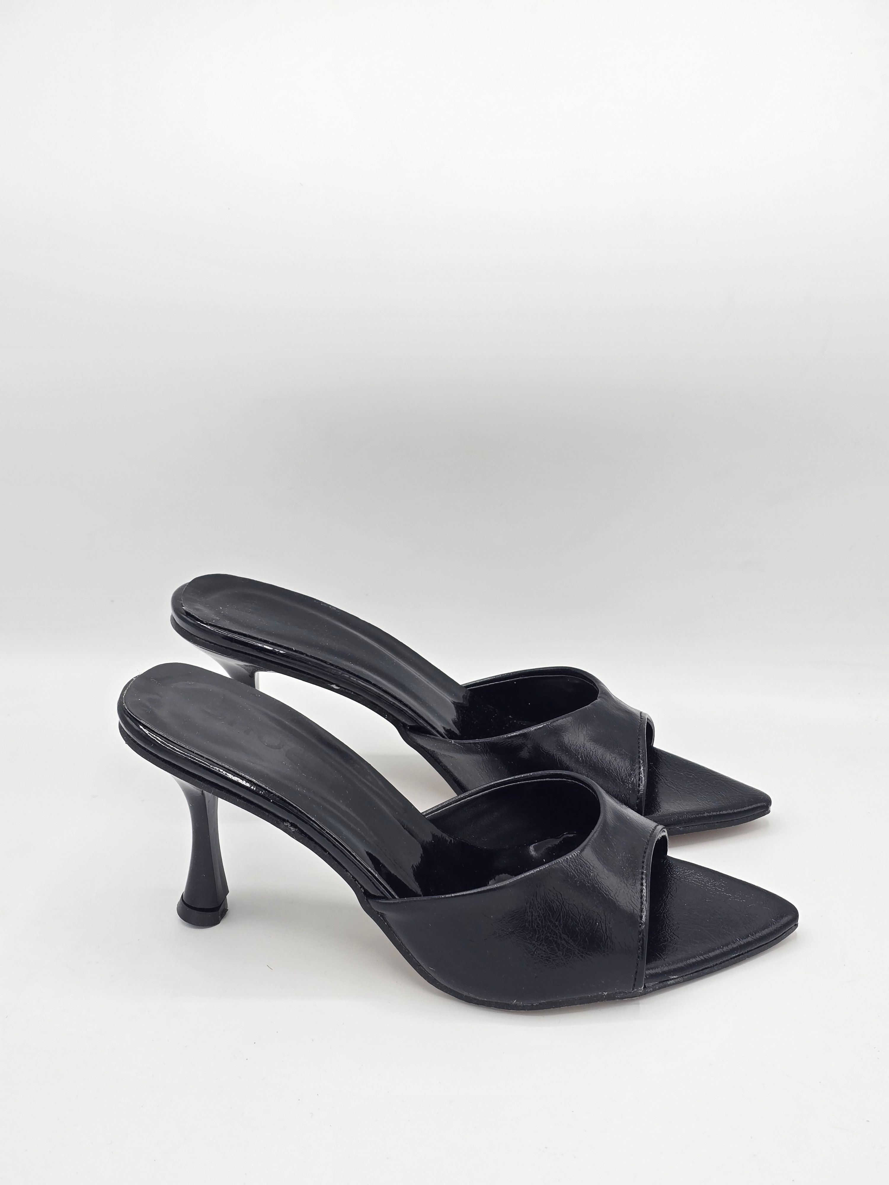 LUVESTASHOES SİVRİ BURUNLU TOPUKLU TERLİK SİYAH 