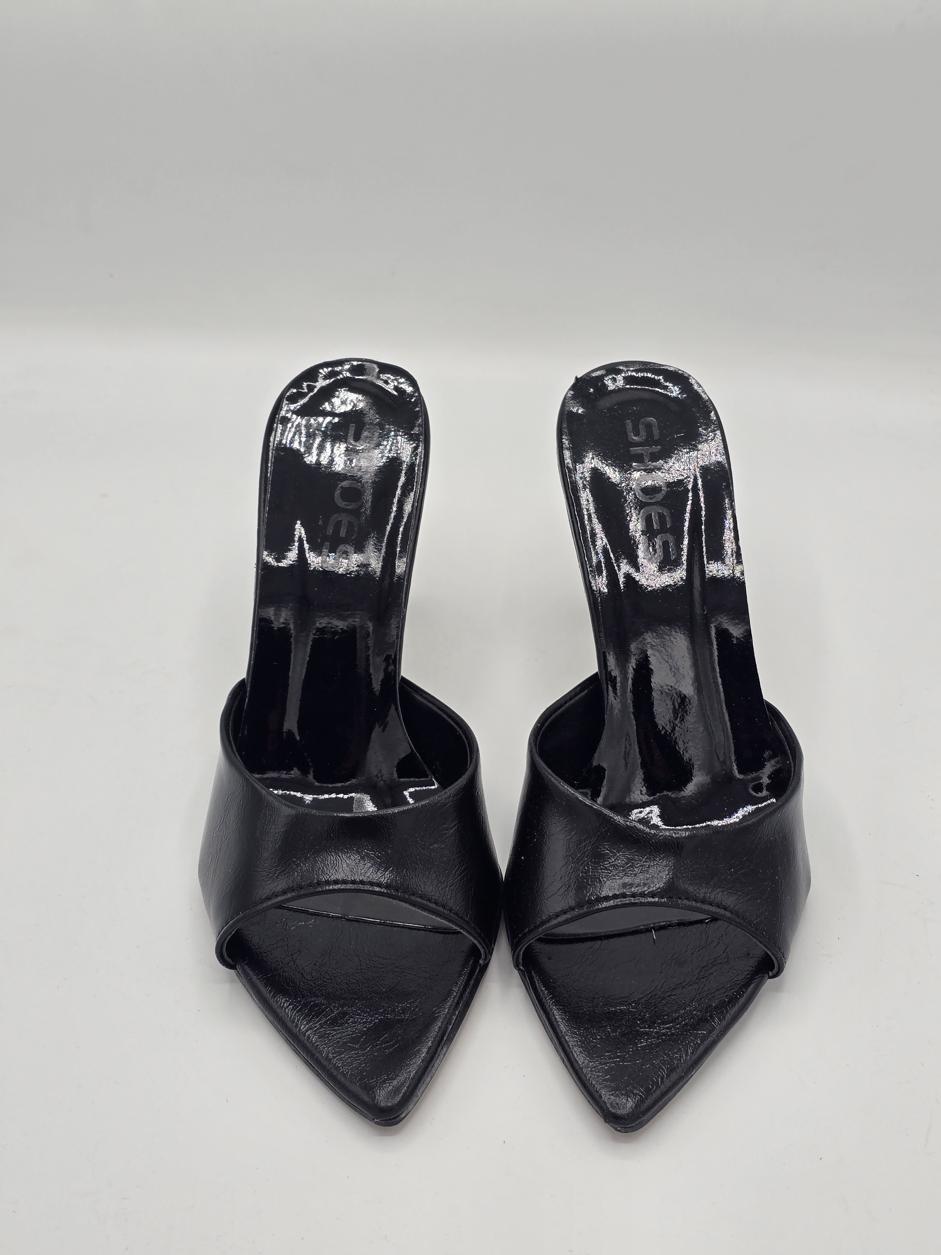 LUVESTASHOES SİVRİ BURUNLU TOPUKLU TERLİK SİYAH 