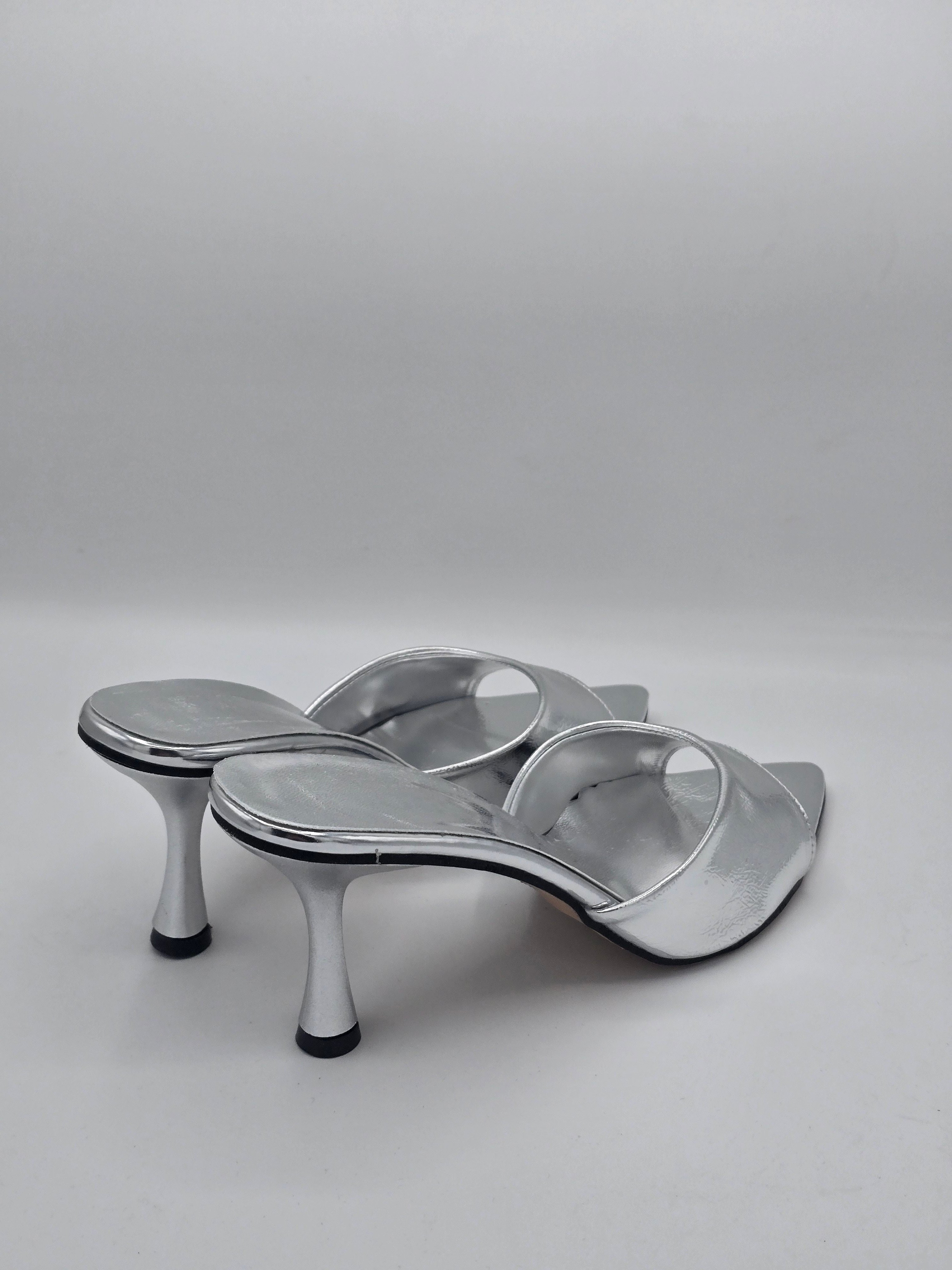 LUVESTASHOES SİVRİ BURUNLU TOPUKLU TERLİK GÜMÜŞ