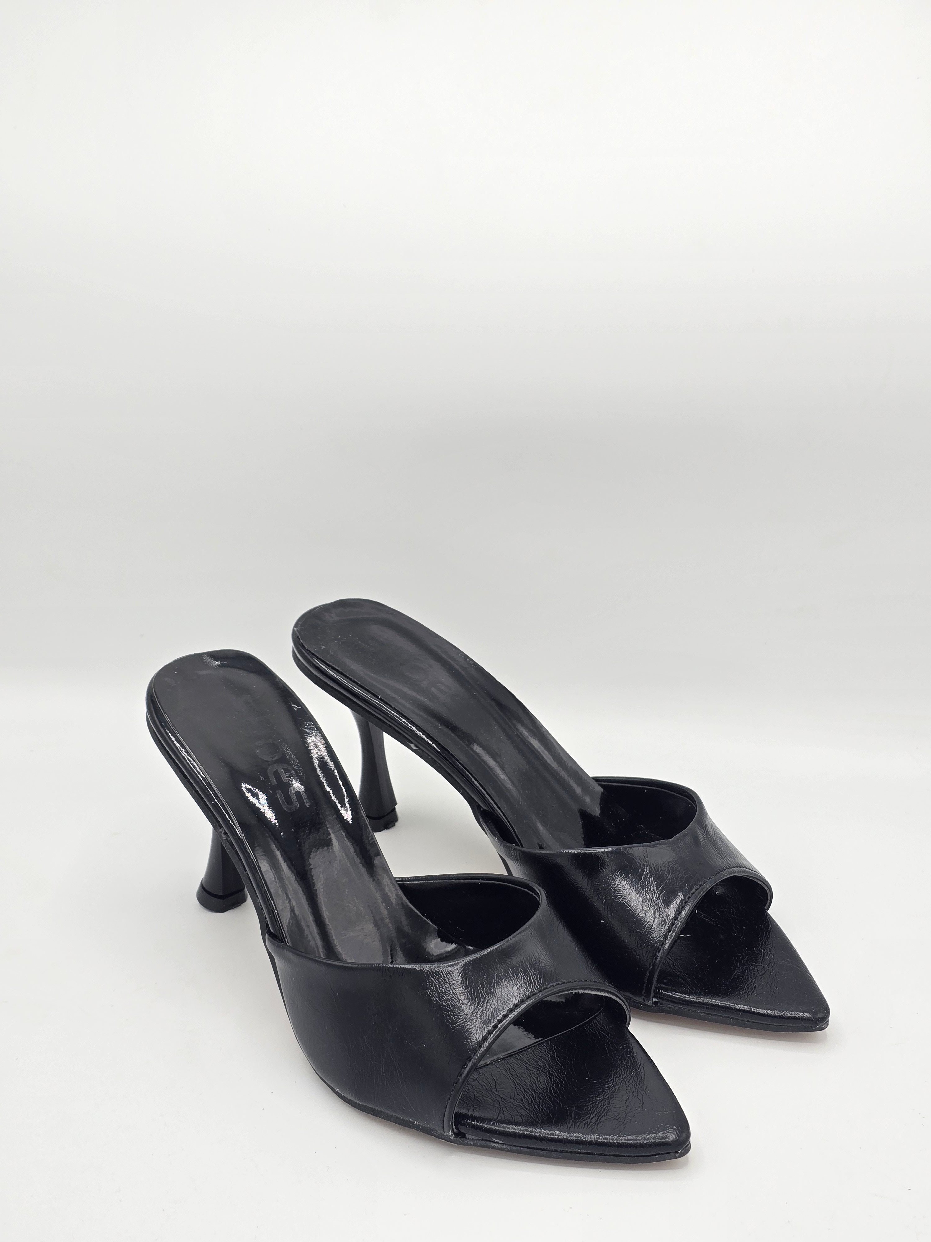 LUVESTASHOES SİVRİ BURUNLU TOPUKLU TERLİK SİYAH 