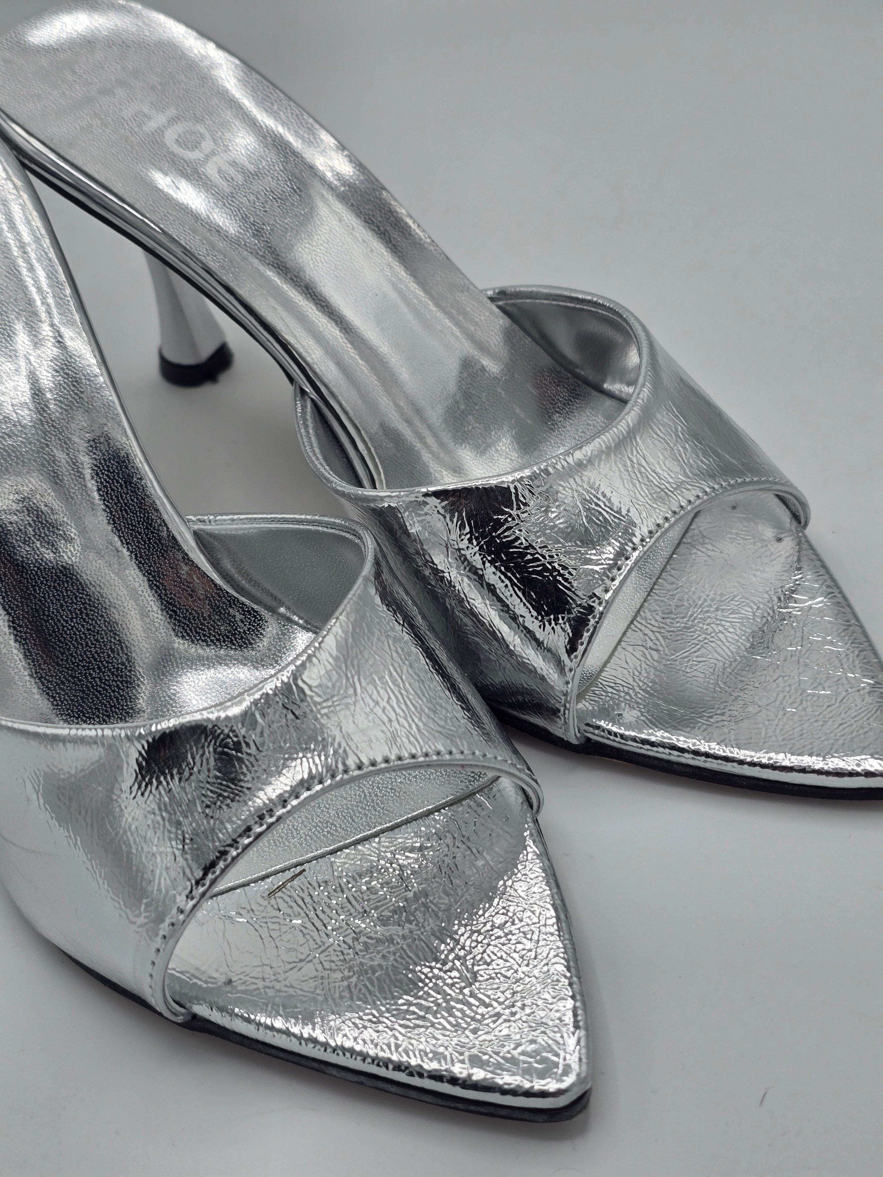 LUVESTASHOES SİVRİ BURUNLU TOPUKLU TERLİK GÜMÜŞ
