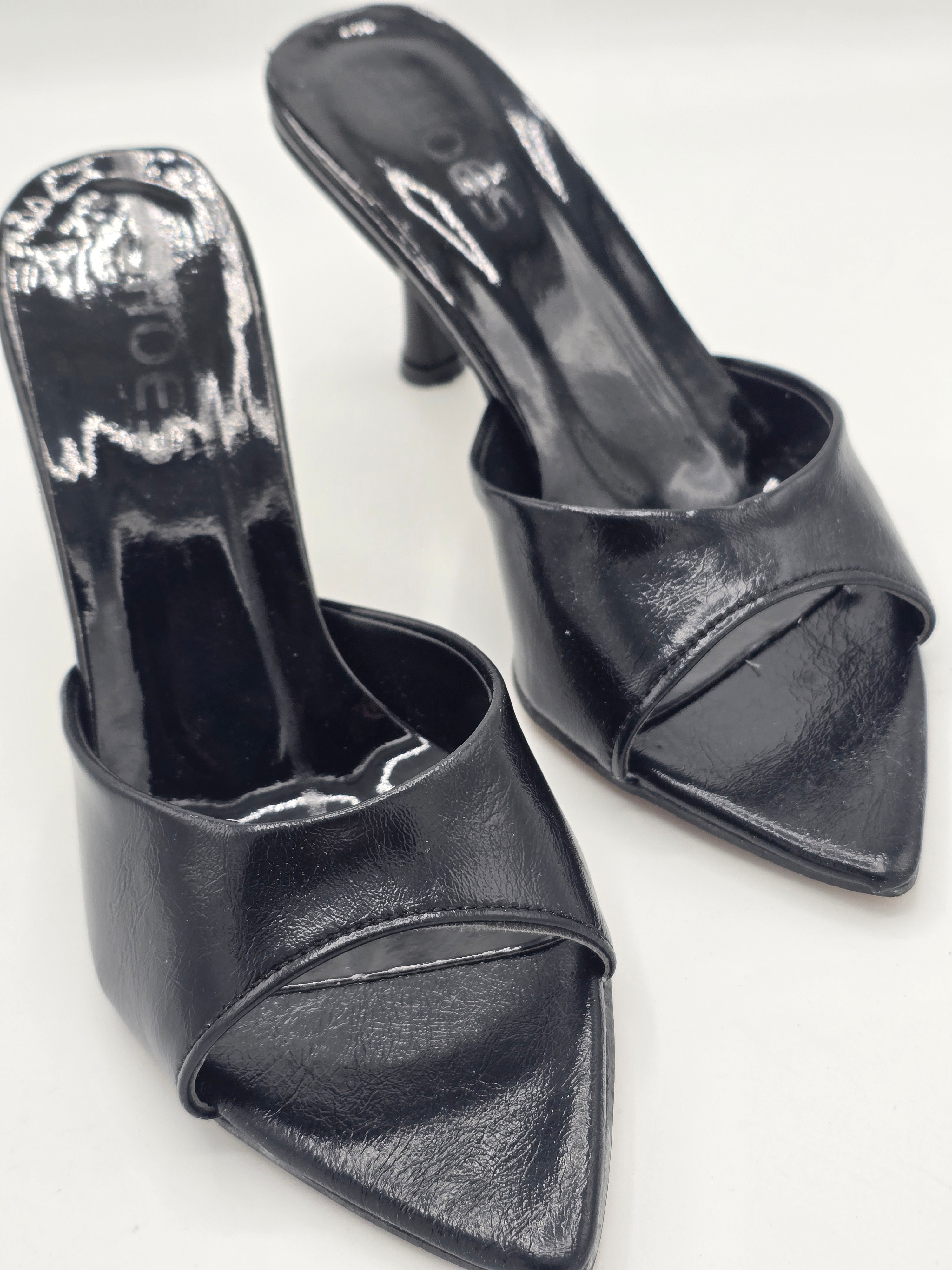 LUVESTASHOES SİVRİ BURUNLU TOPUKLU TERLİK SİYAH 