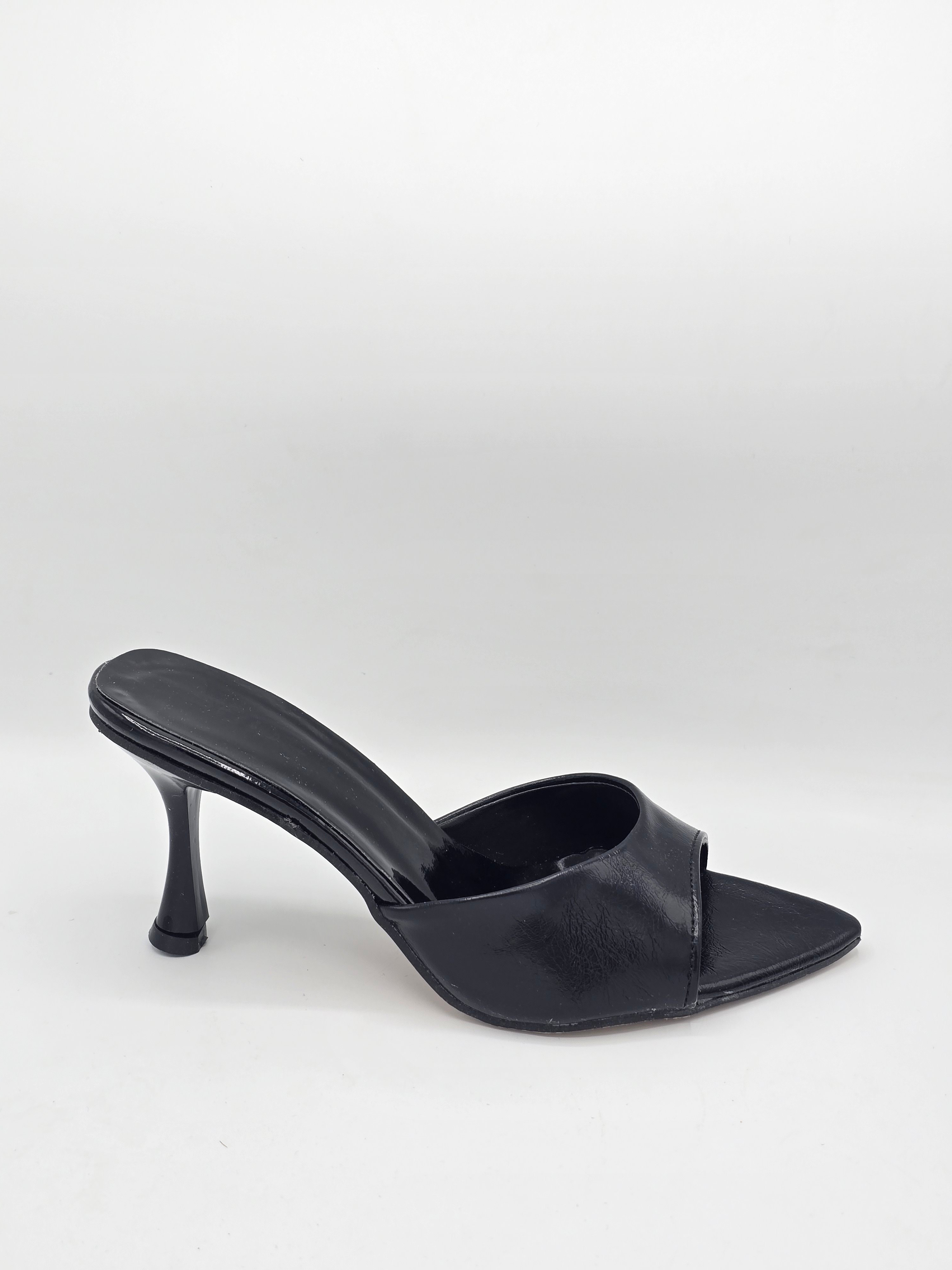 LUVESTASHOES SİVRİ BURUNLU TOPUKLU TERLİK SİYAH 