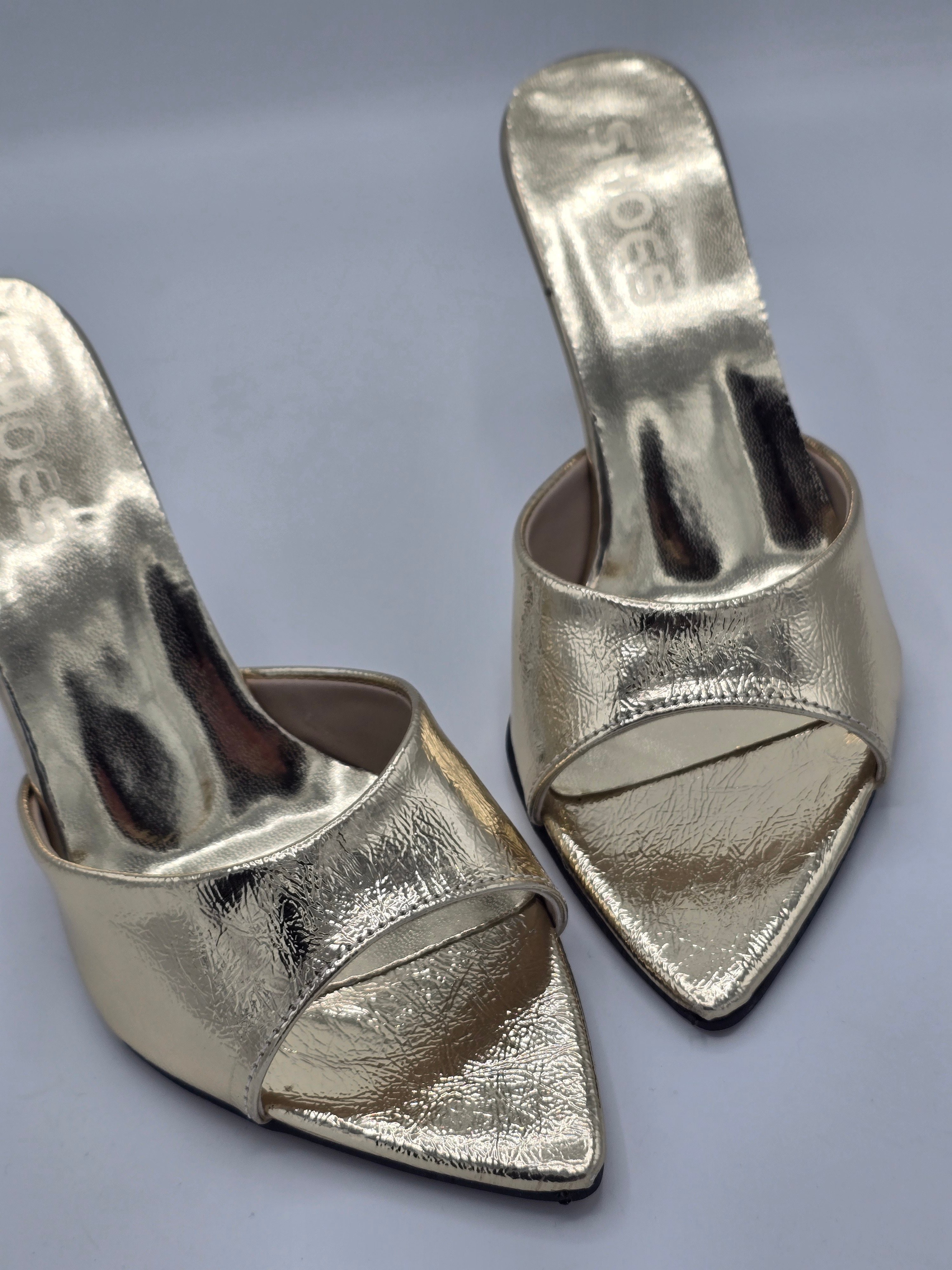 LUVESTASHOES SİVRİ BURUNLU TOPUKLU TERLİK GOLD