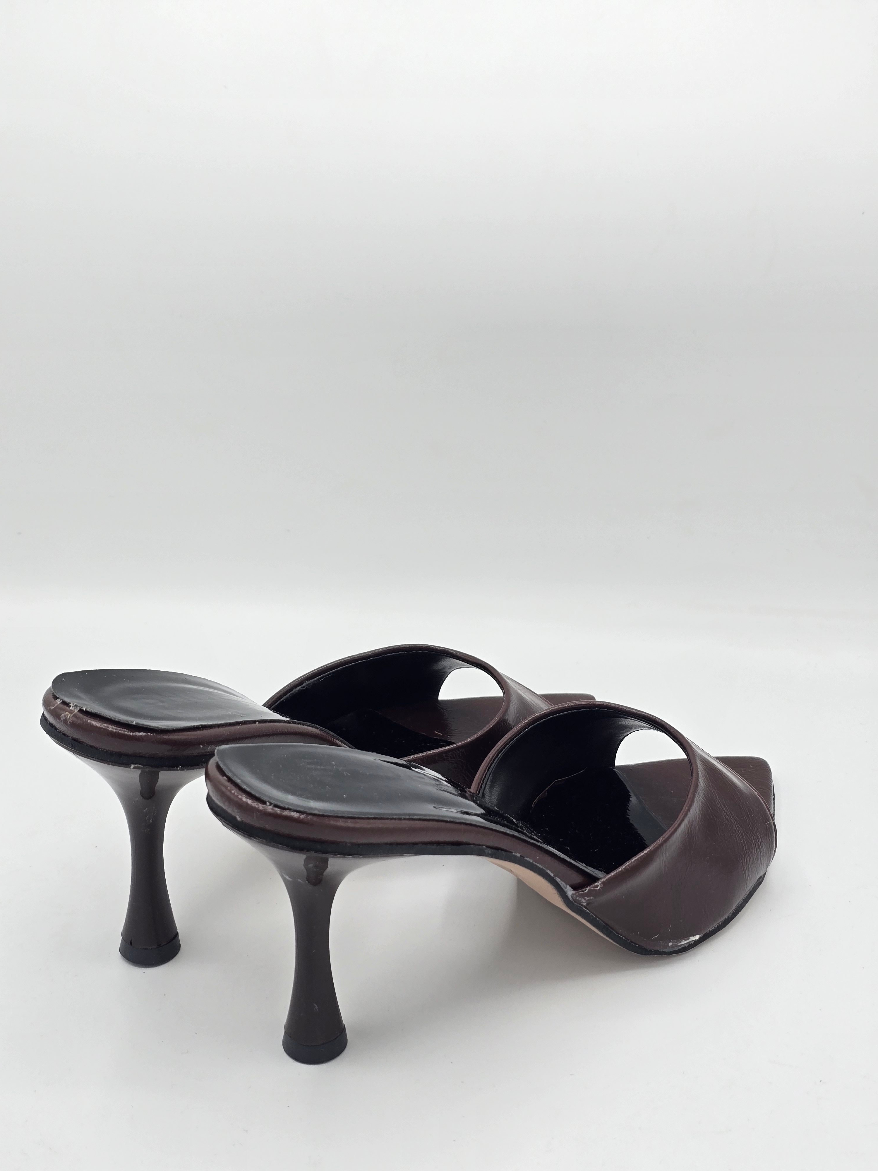 LUVESTASHOES SİVRİ BURUNLU TOPUKLU TERLİK ACI KAHVE