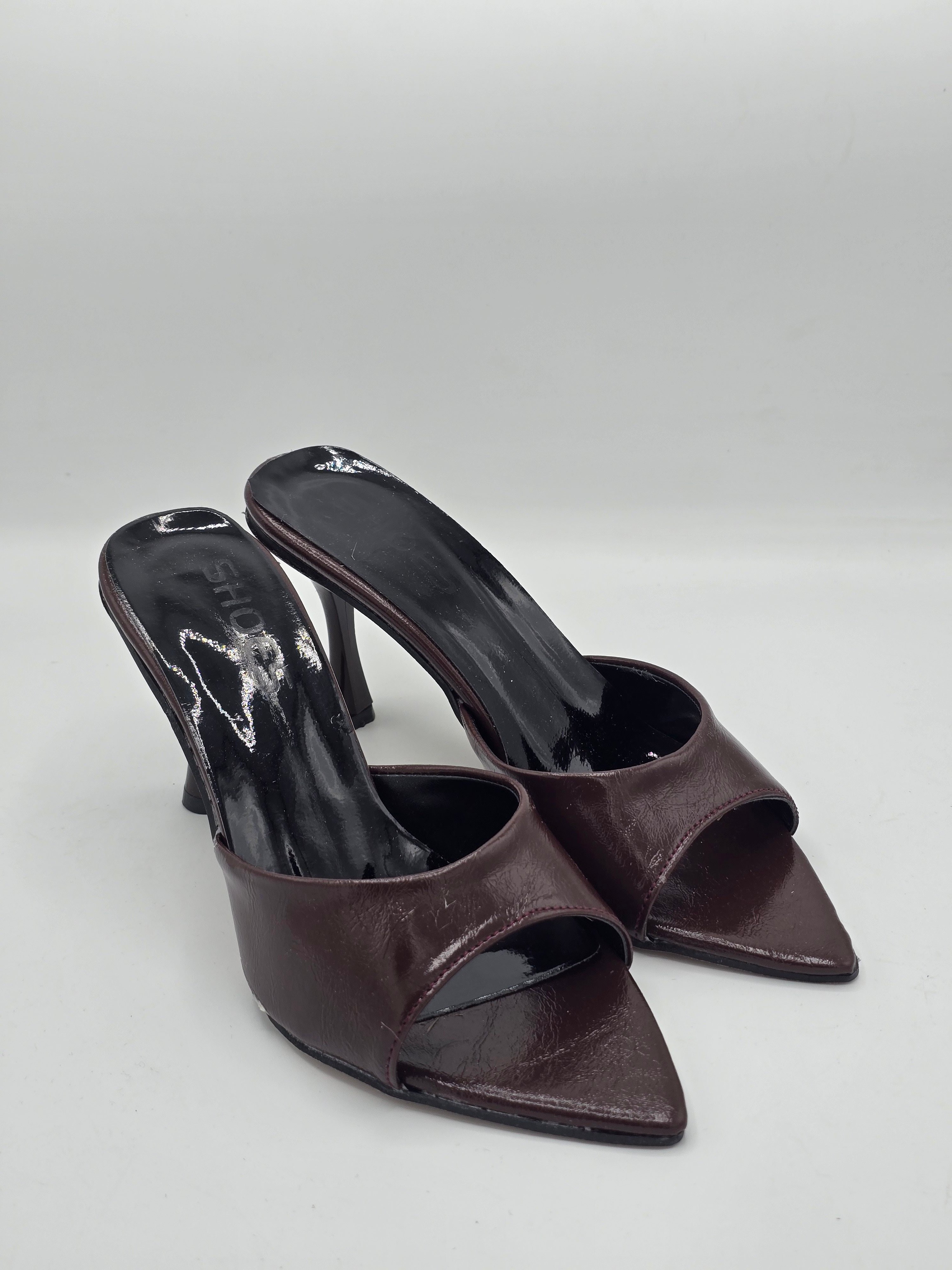 LUVESTASHOES SİVRİ BURUNLU TOPUKLU TERLİK ACI KAHVE