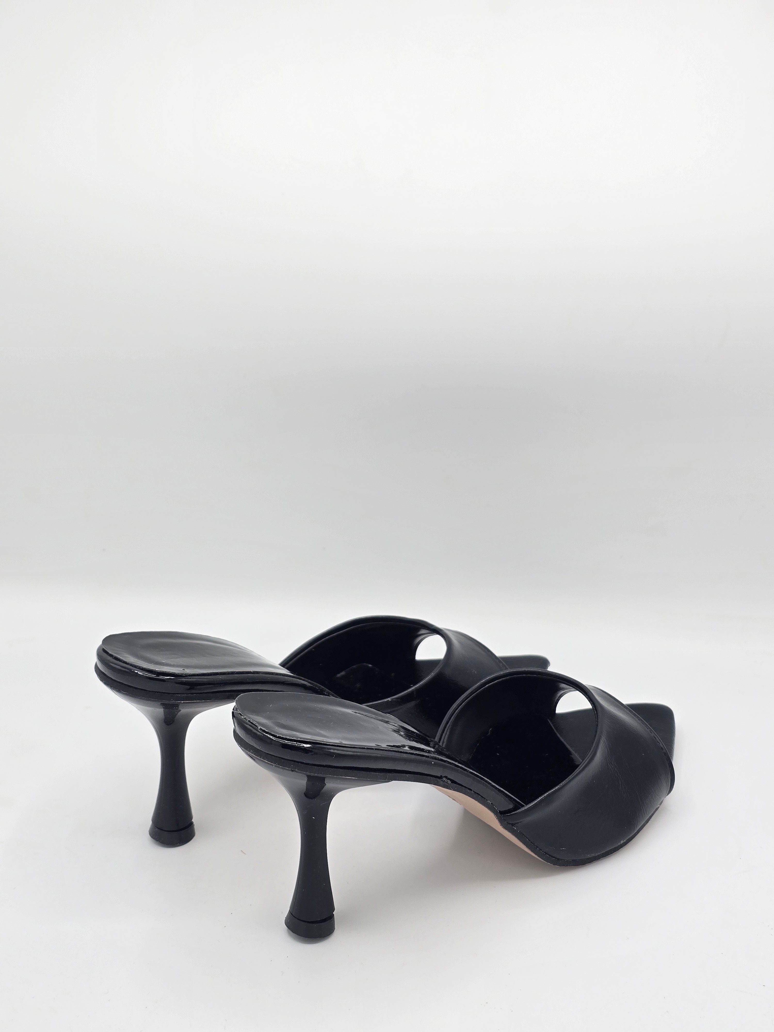 LUVESTASHOES SİVRİ BURUNLU TOPUKLU TERLİK SİYAH 
