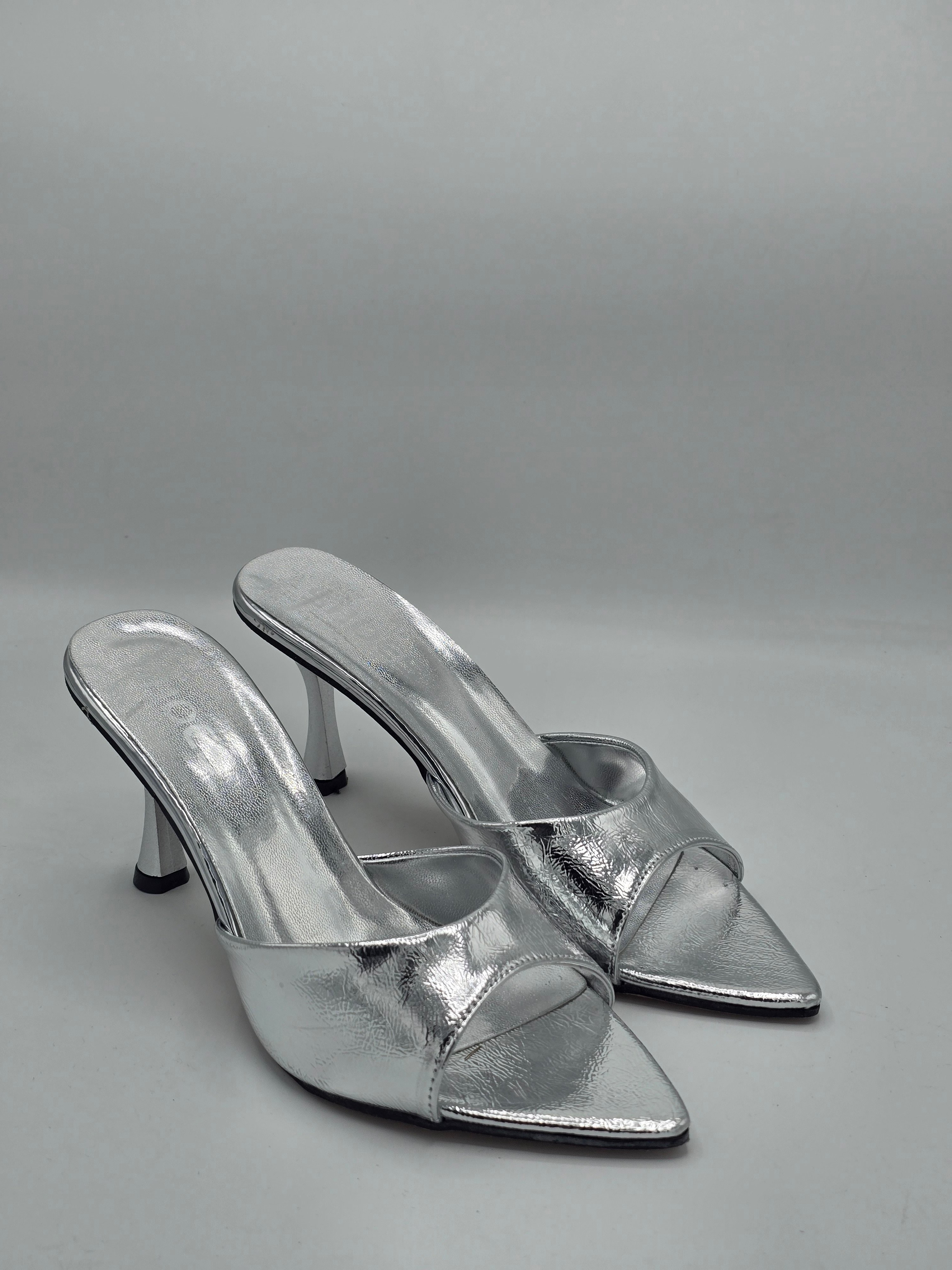 LUVESTASHOES SİVRİ BURUNLU TOPUKLU TERLİK GÜMÜŞ