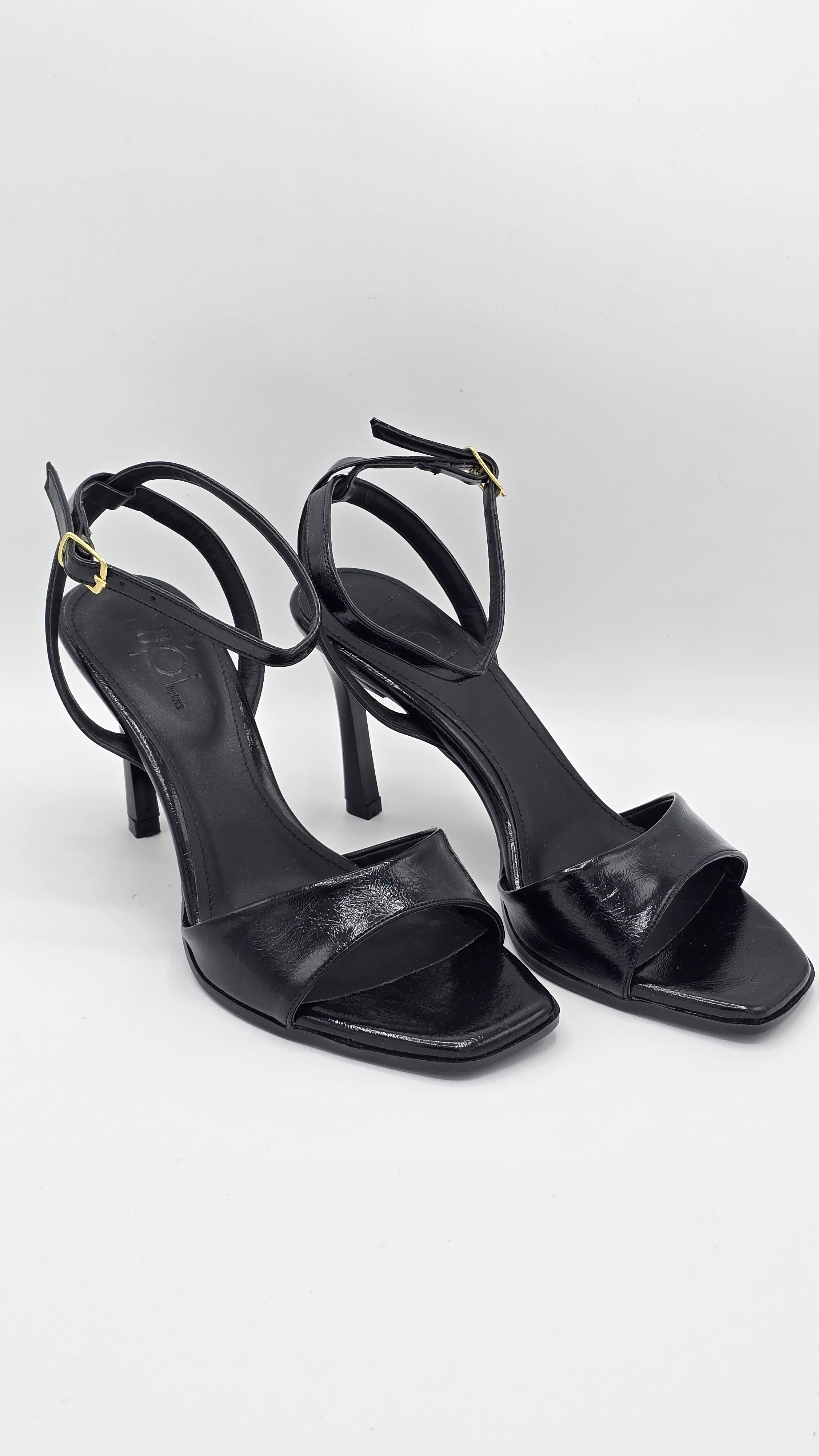 Luvestashoes Siyah Rugan Tek Bantlı Bilekten Tokalı İnce Topuk Minimal Stiletto