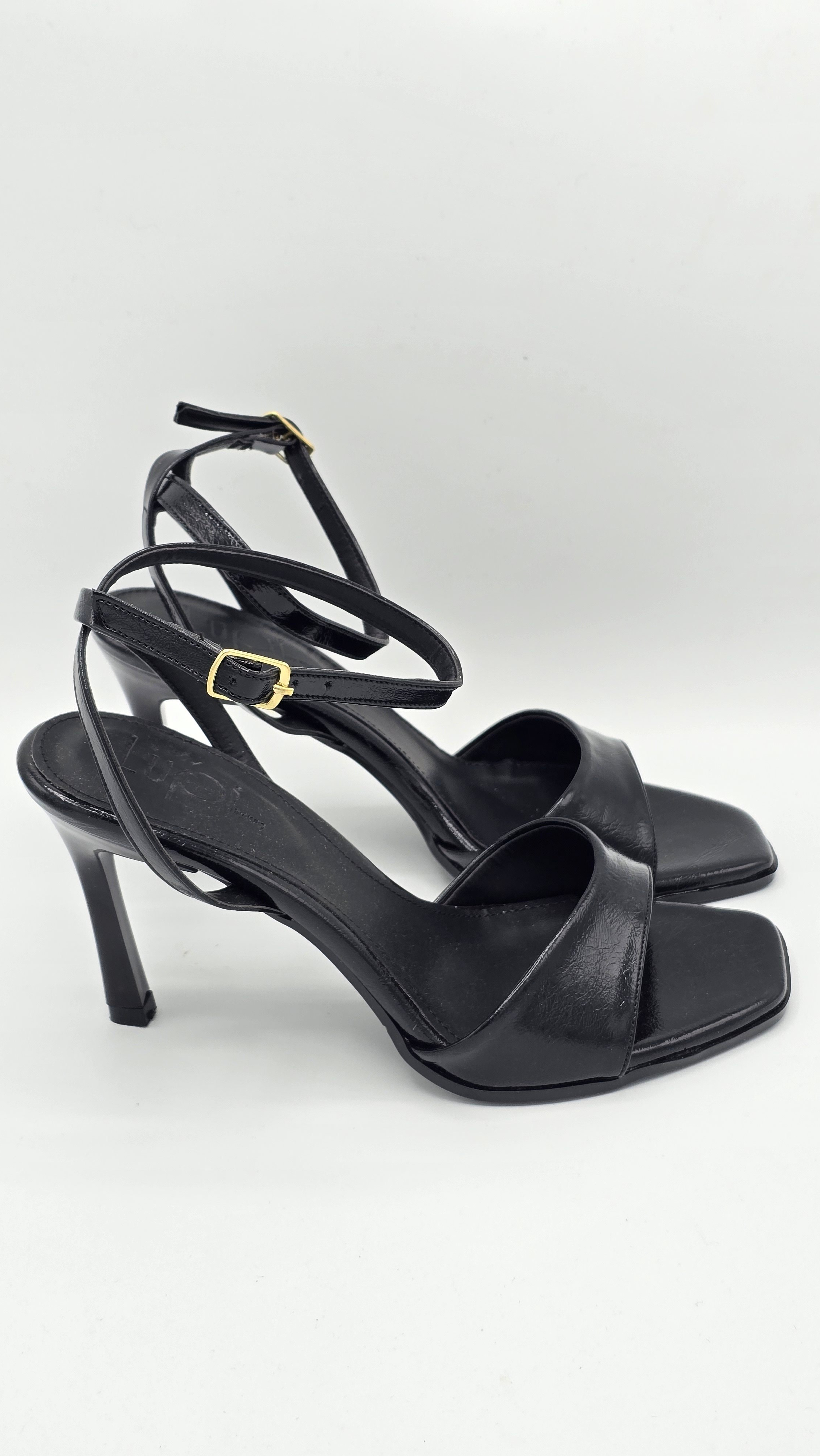 Luvestashoes Siyah Rugan Tek Bantlı Bilekten Tokalı İnce Topuk Minimal Stiletto