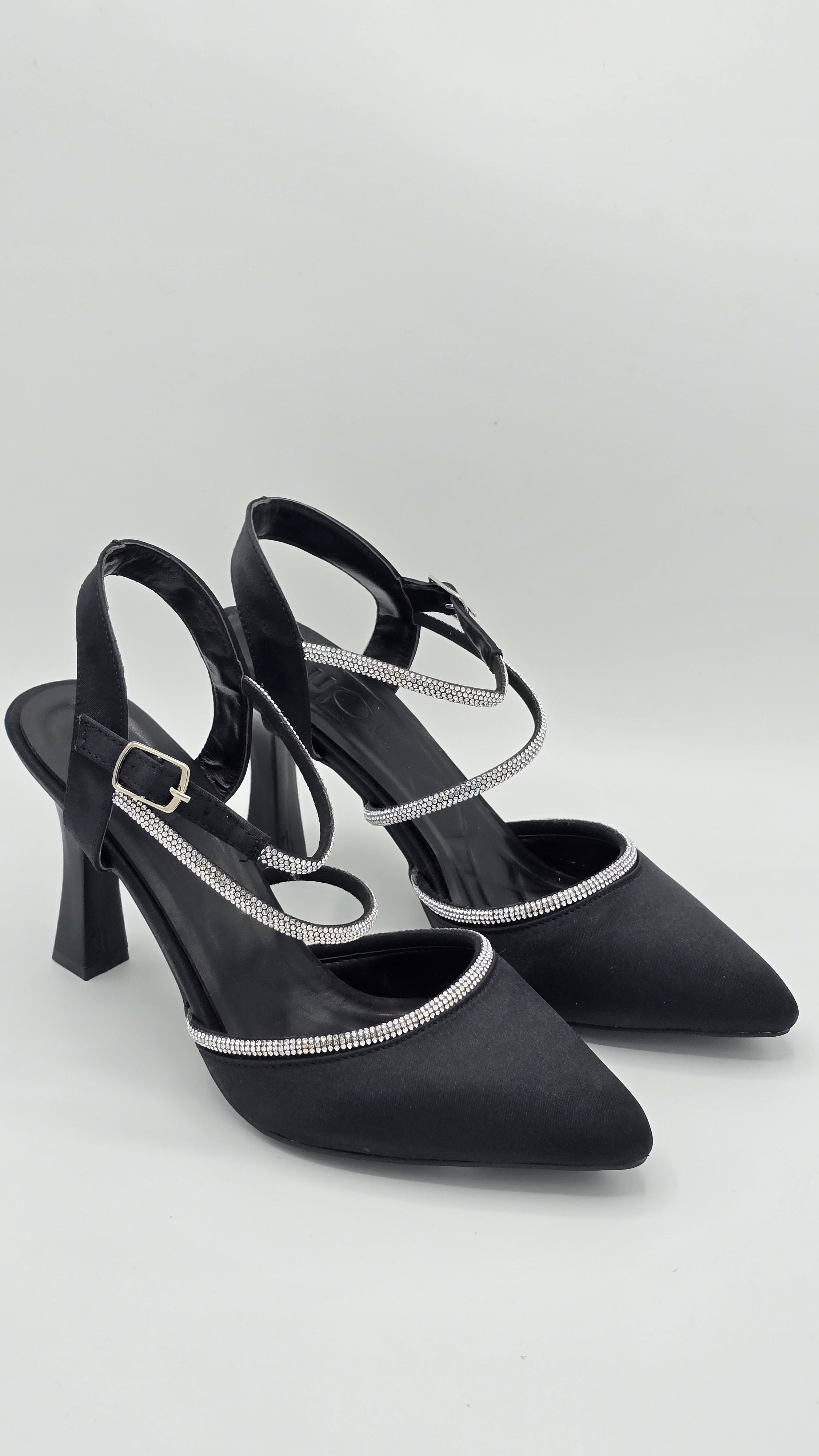 Luvestashoes Siyah Taş Detaylı Bilekten Tokalı İnce Topuk Ayakkabı