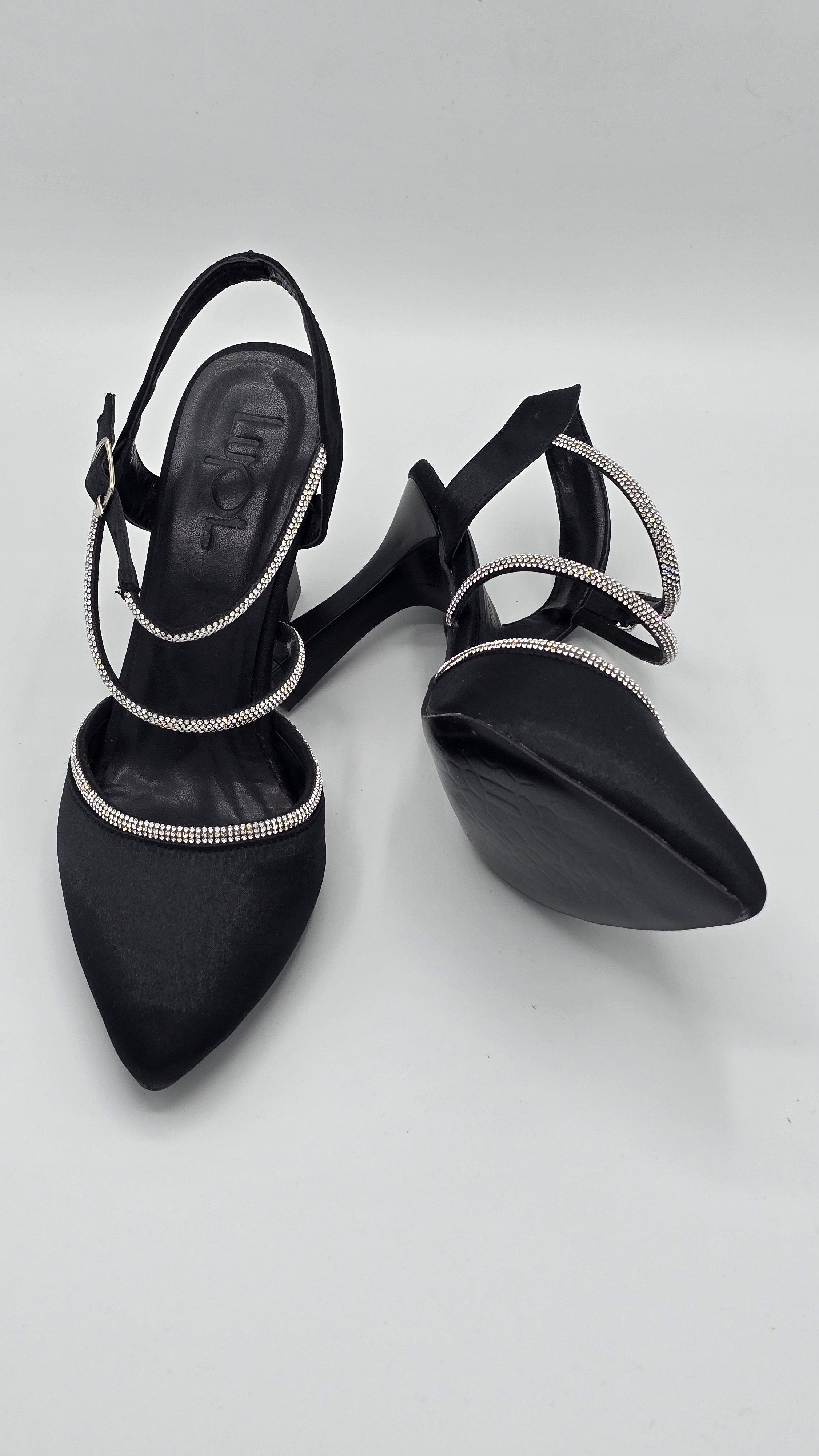 Luvestashoes Siyah Taş Detaylı Bilekten Tokalı İnce Topuk Ayakkabı