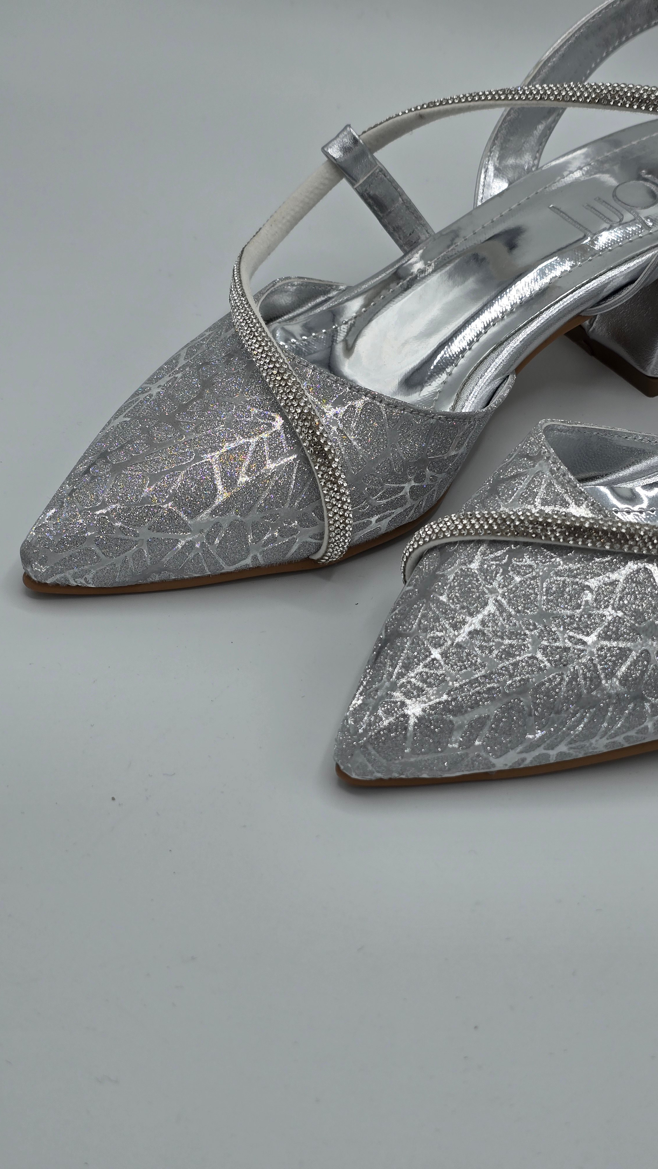 Luvestashoes Taş Şerit Detaylı Simli Topuklu Stiletto