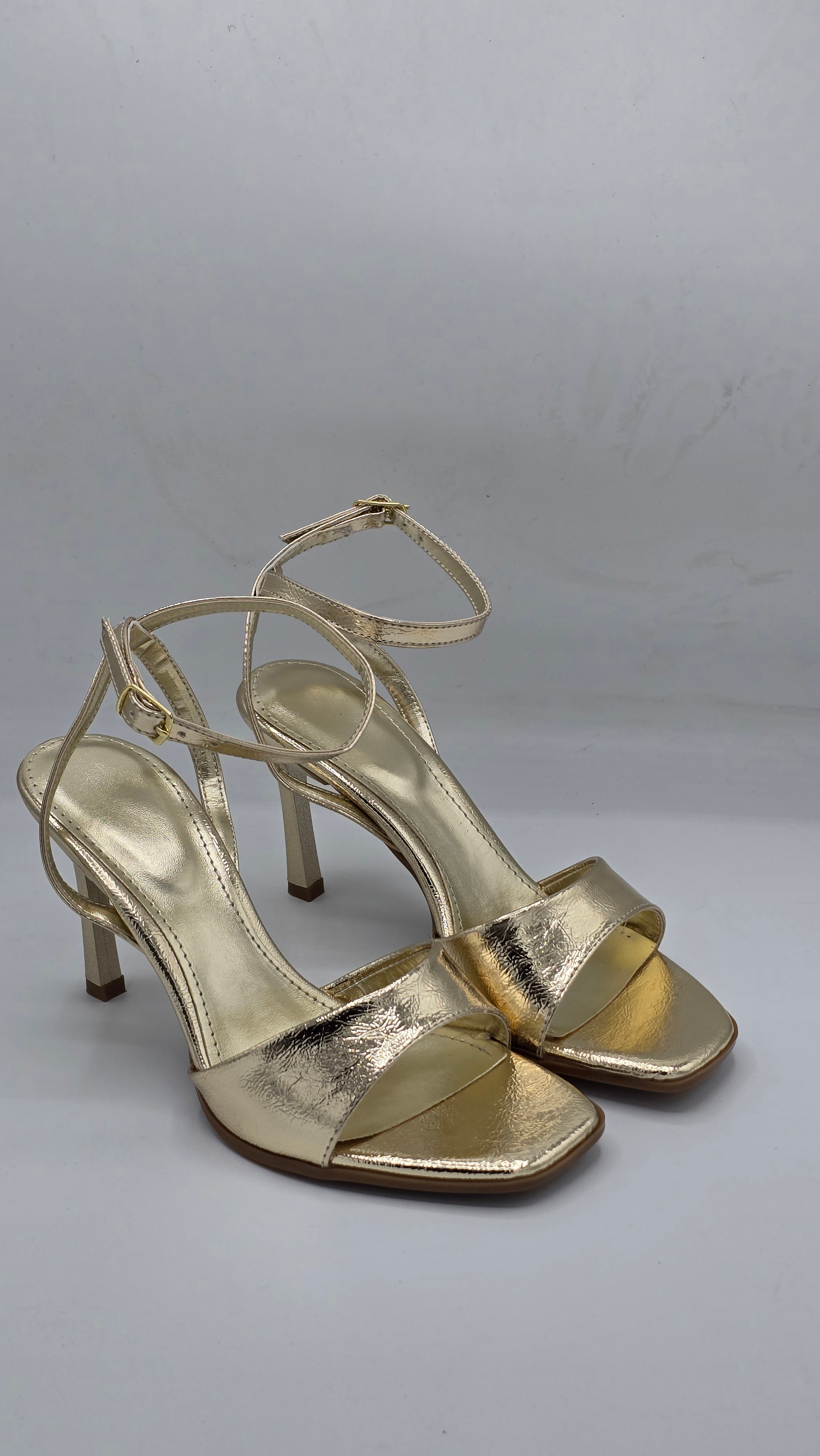Luvestashoeseren Gold Bantlı Açık Burun İnce Topuk Şık Sandalet