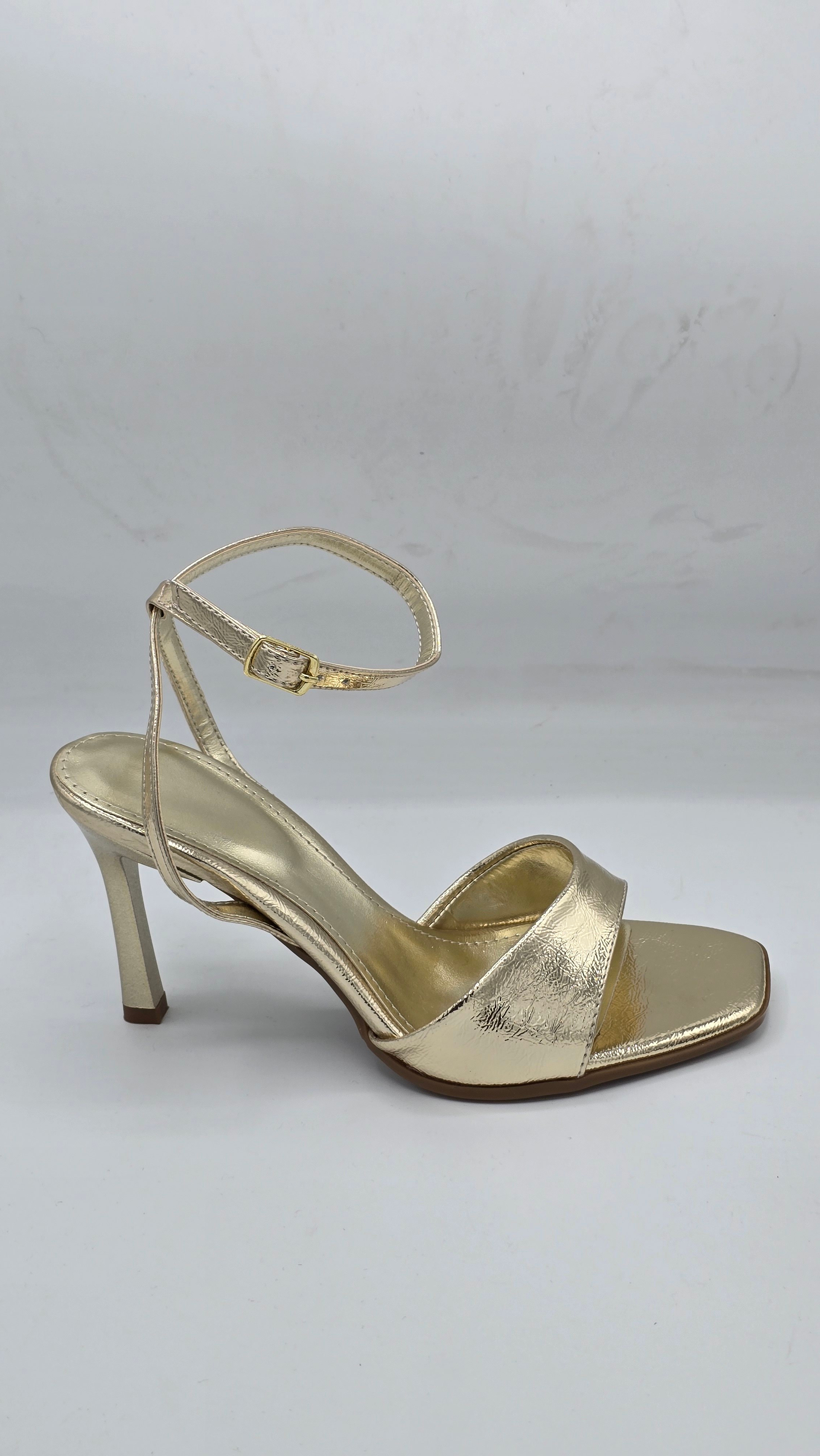 Luvestashoeseren Gold Bantlı Açık Burun İnce Topuk Şık Sandalet
