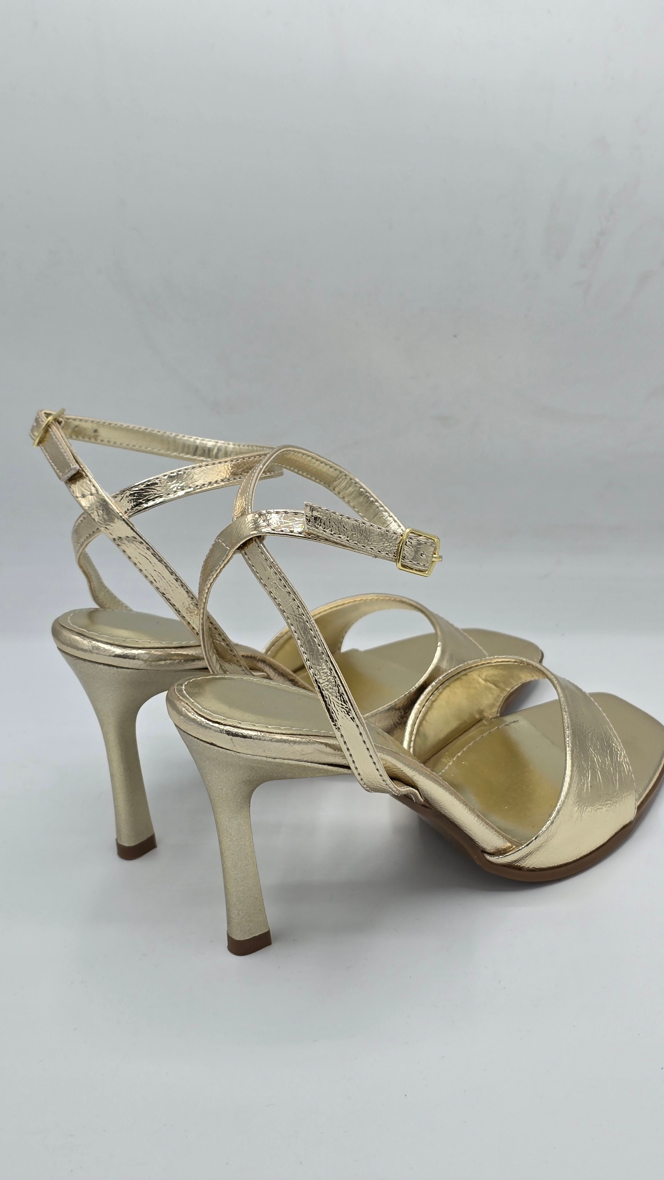 Luvestashoeseren Gold Bantlı Açık Burun İnce Topuk Şık Sandalet