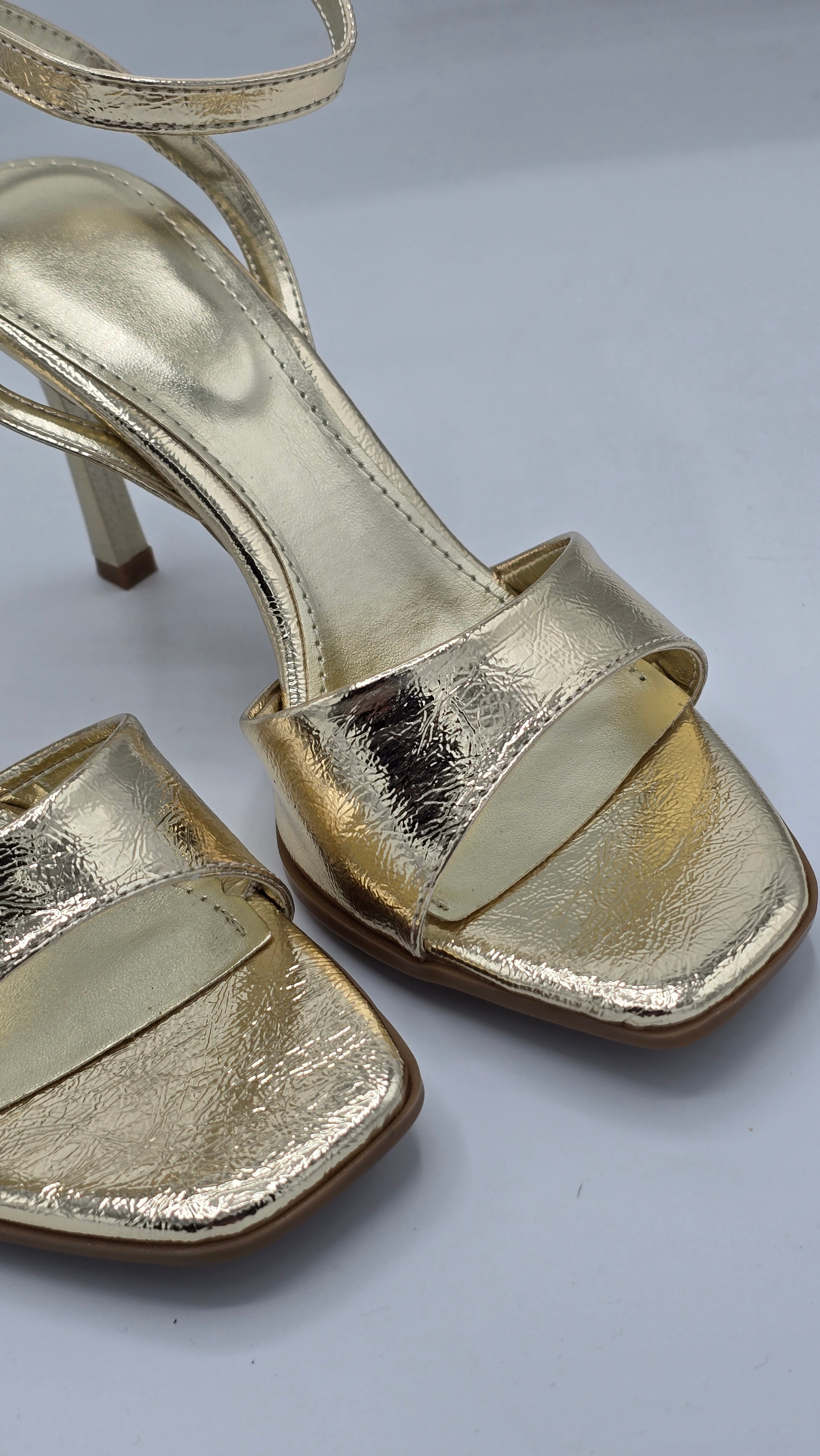 Luvestashoeseren Gold Bantlı Açık Burun İnce Topuk Şık Sandalet