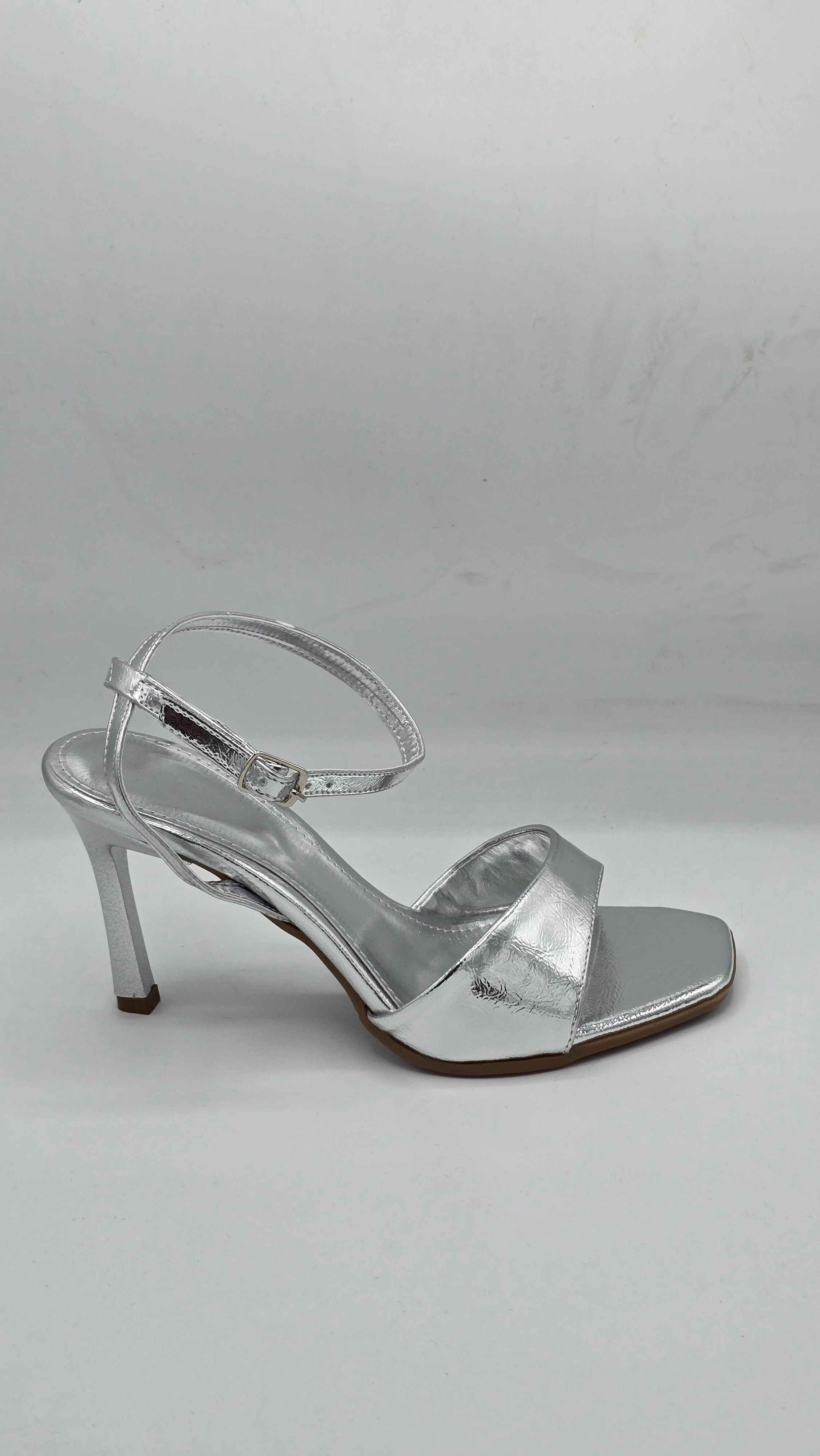Luvestashoeseren Gümüş Bantlı Açık Burun İnce Topuk Şık Sandalet