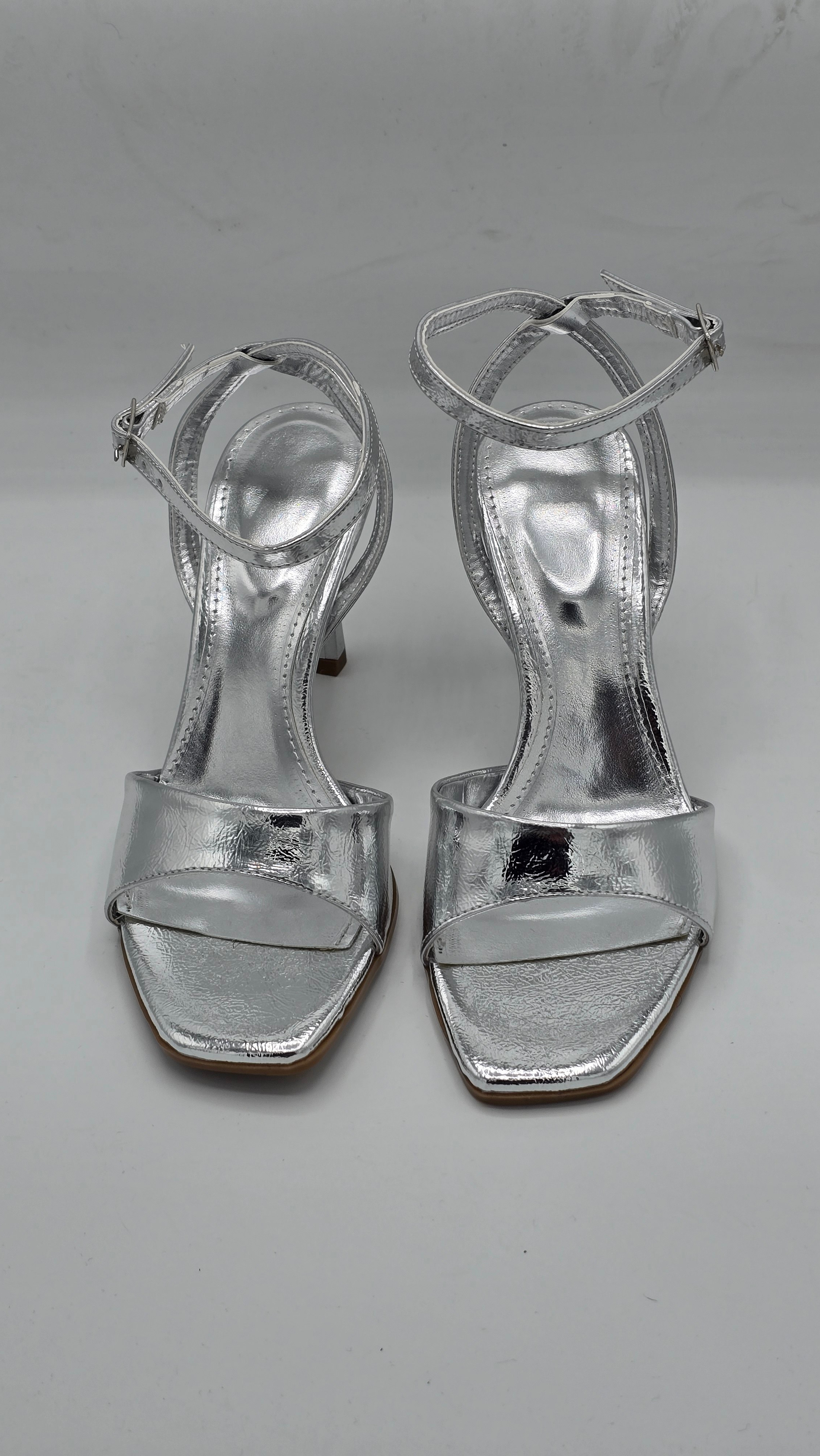 Luvestashoeseren Gümüş Bantlı Açık Burun İnce Topuk Şık Sandalet