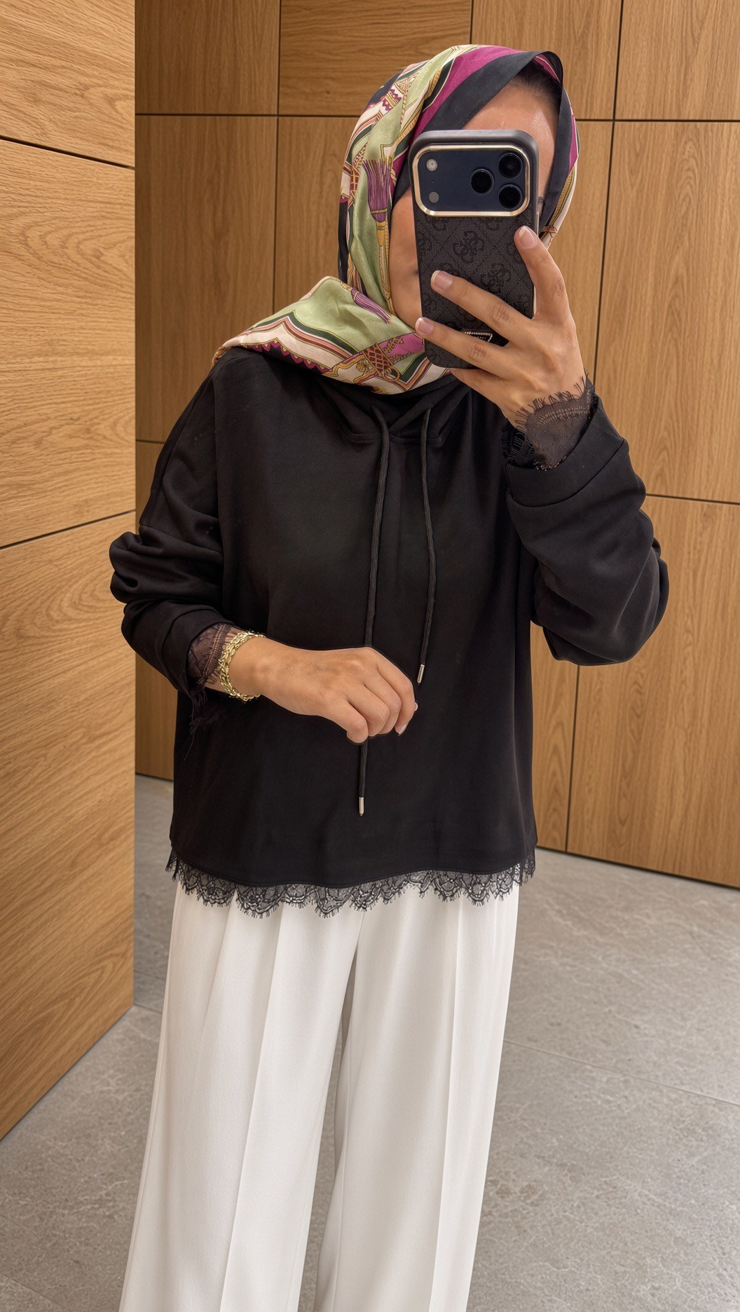 Siyah Dantel Detaylı Kapüşonlu Sweatshirt