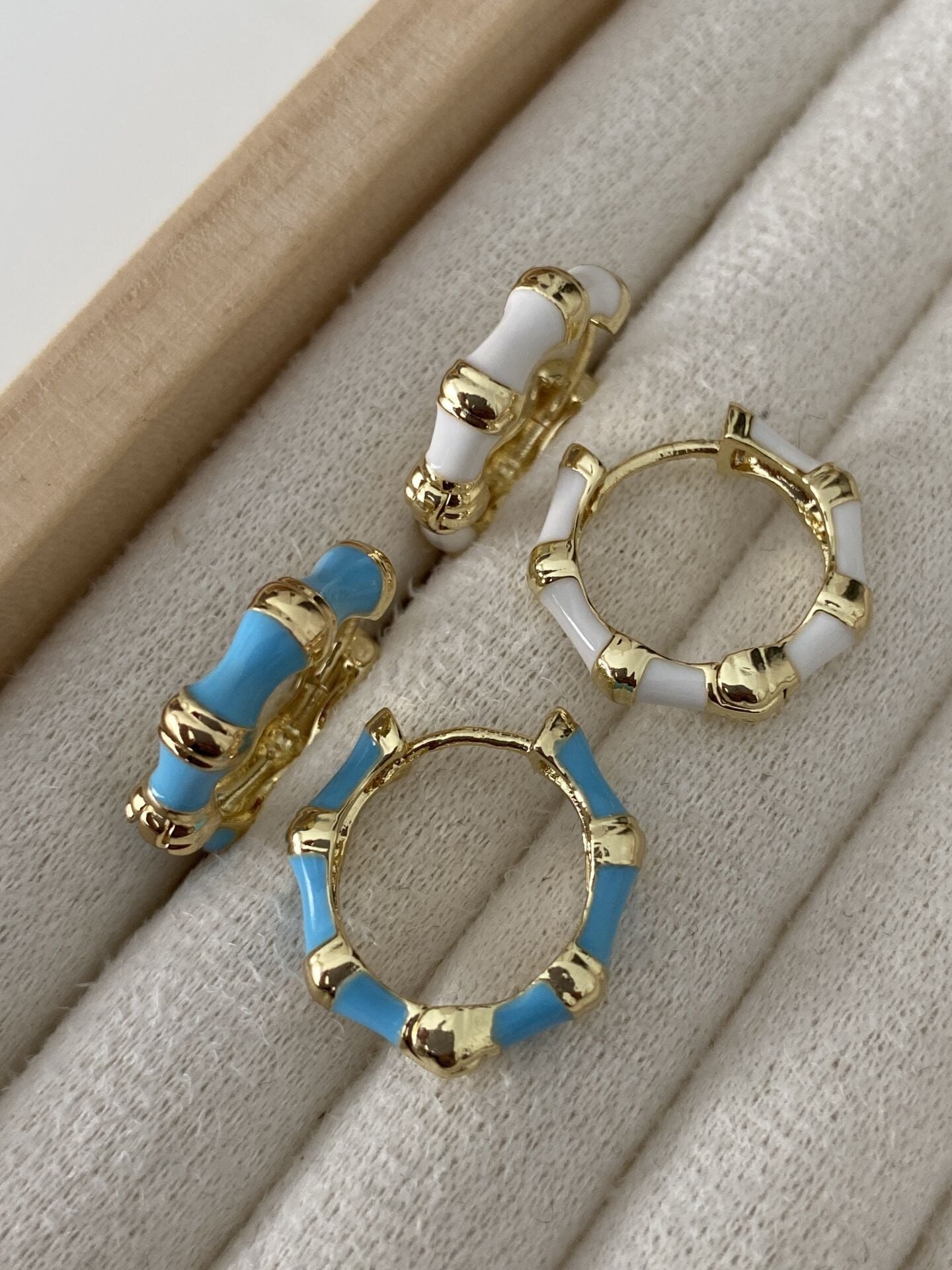 Altın Kaplama Mineli Gold Detaylı Halka Küpe Beyaz (İç çapı:1,4 cm)