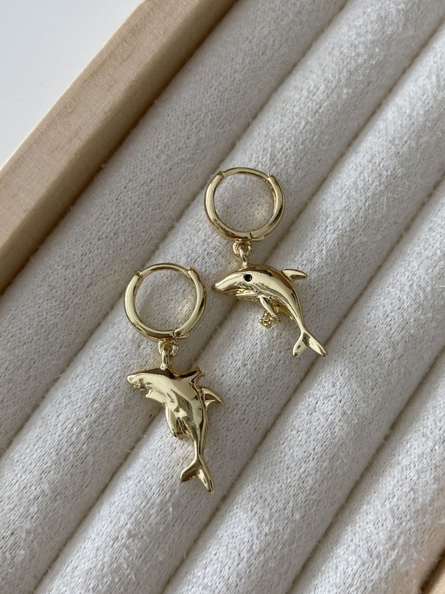 Altın Kaplama Sallantılı Shark Halka Küpe(İç çapı:1 cm)