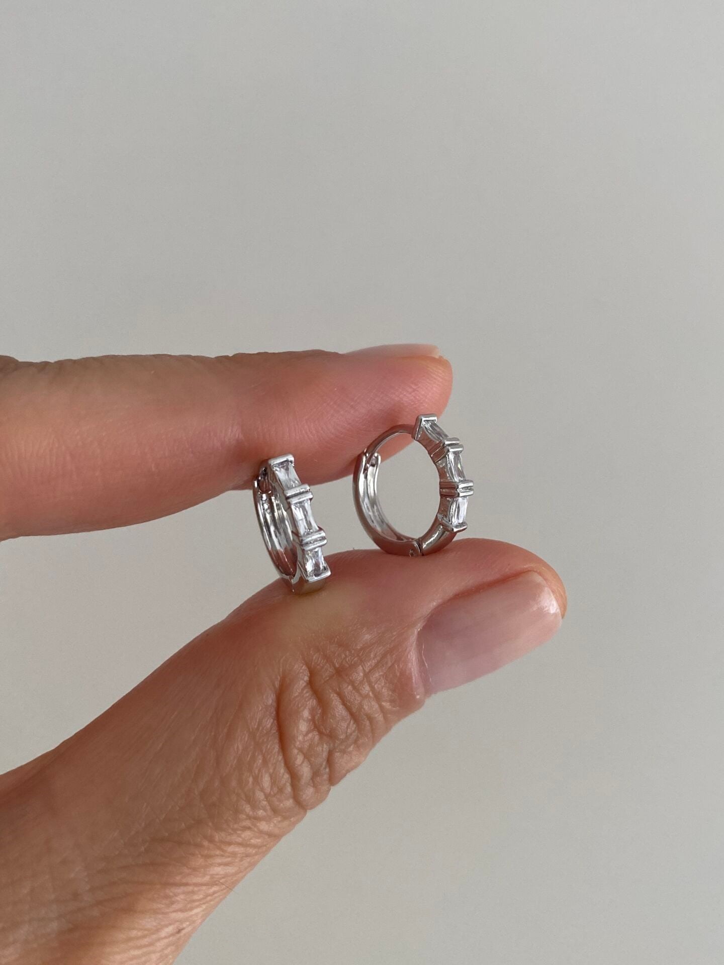 Özel Seri Baget Taşlı Minimal Halka Küpe