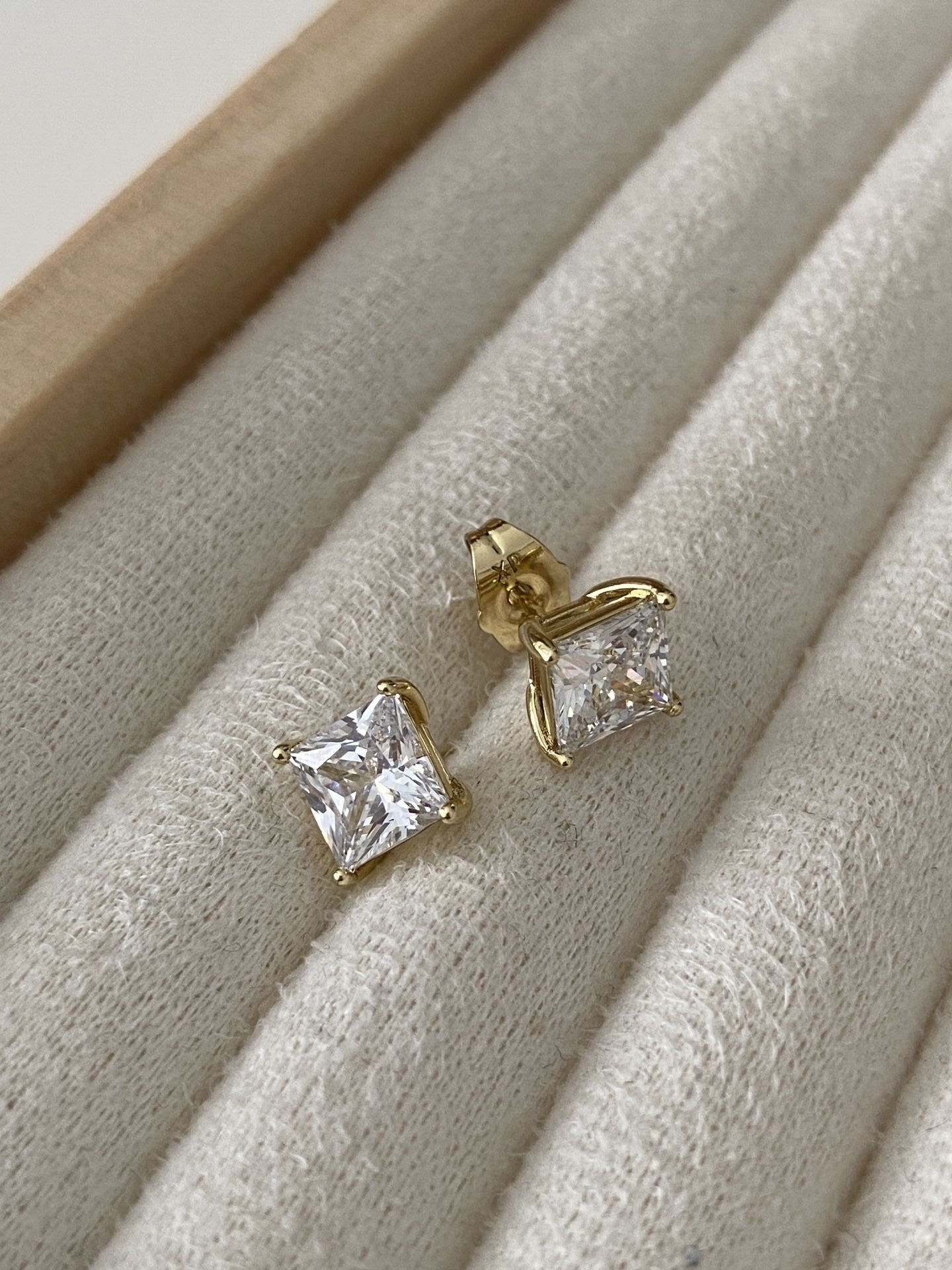 Özel Seri Kristal Taşlı Kare Form Tek Taş Minimal Küpe Gold 7mm