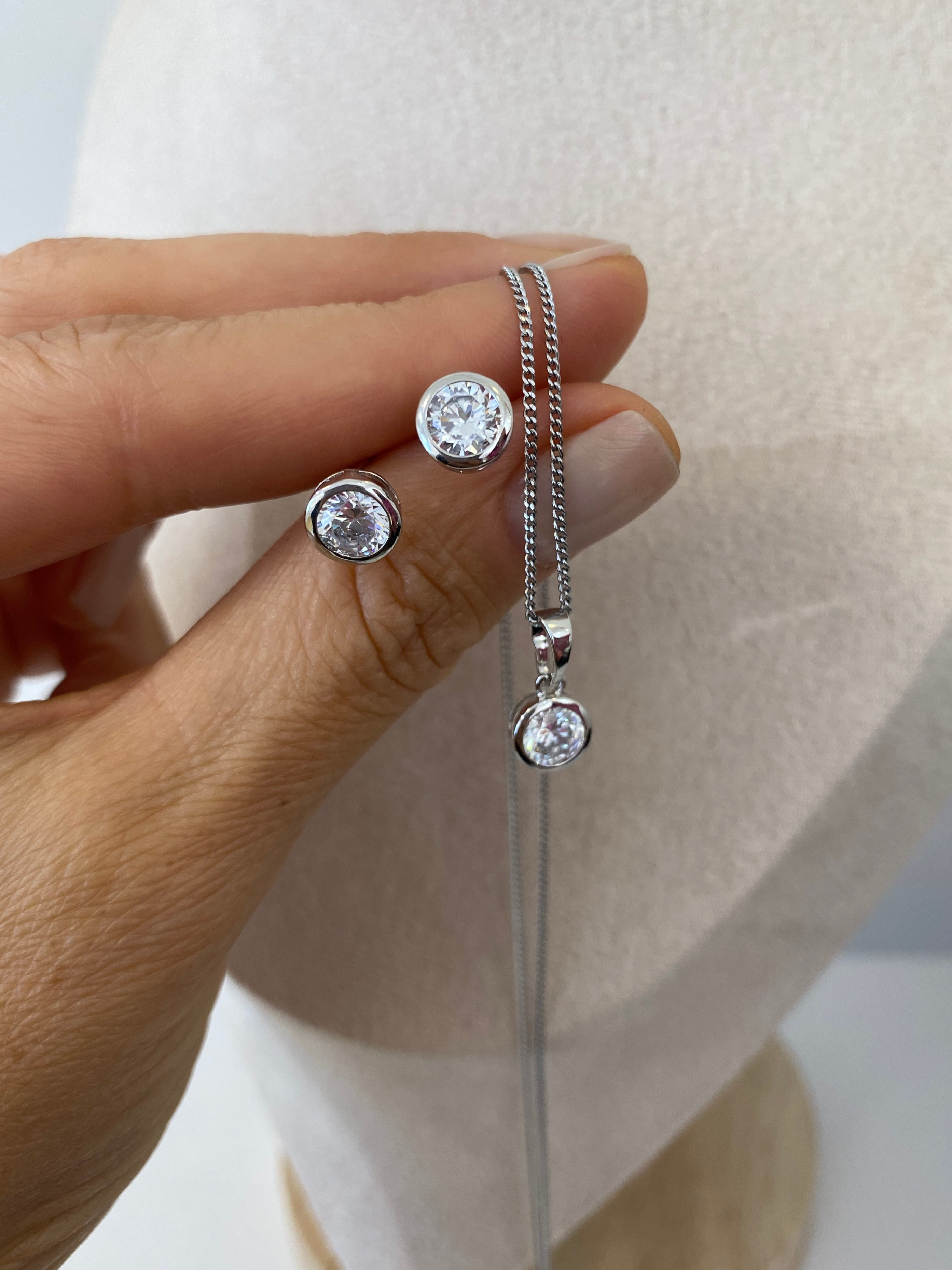 Özel Seri Minimal Çerçeveli Yuvarlak Tektaş Set