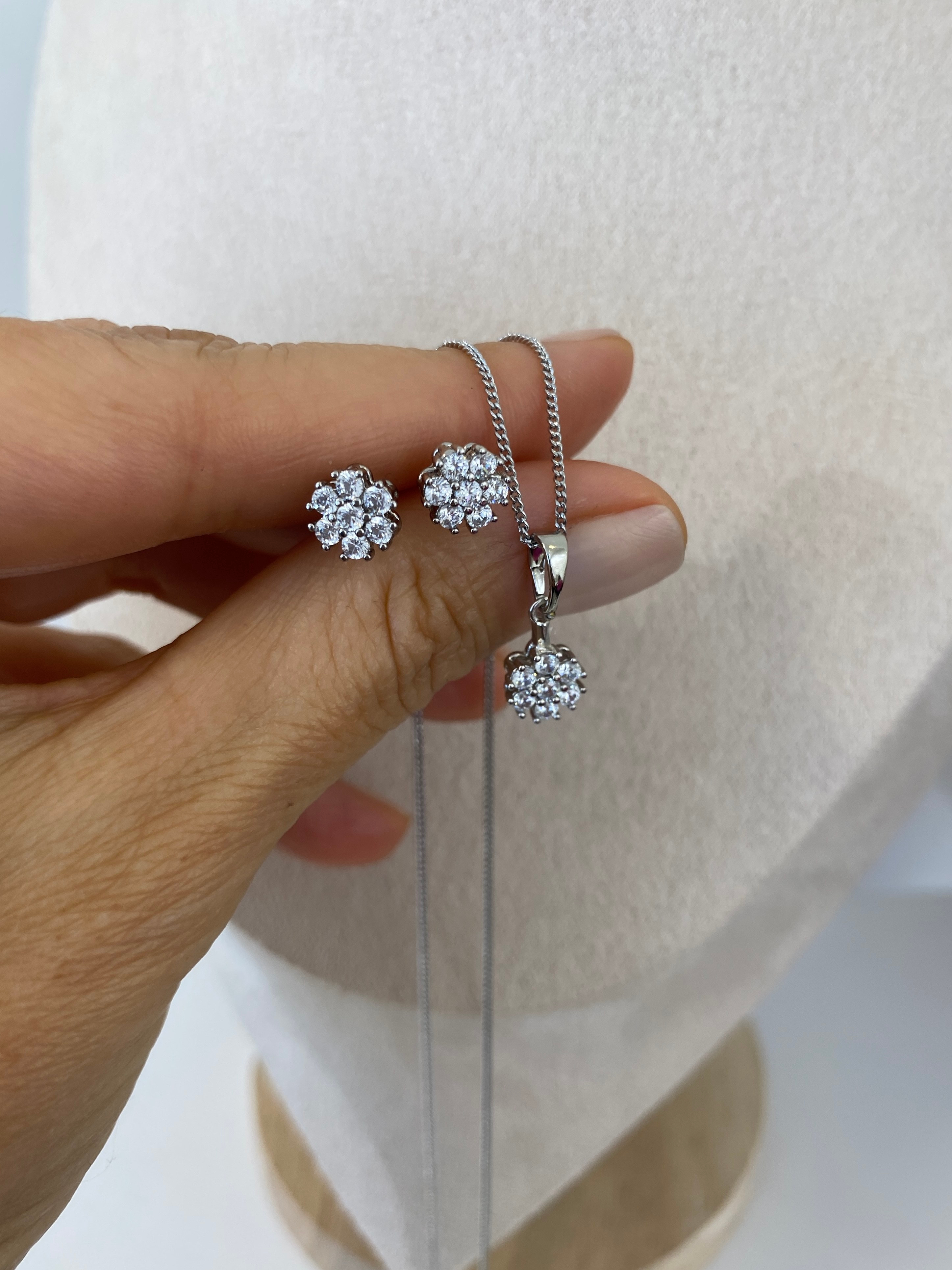 Özel Seri Minimal Çiçek Model Taşlı Set