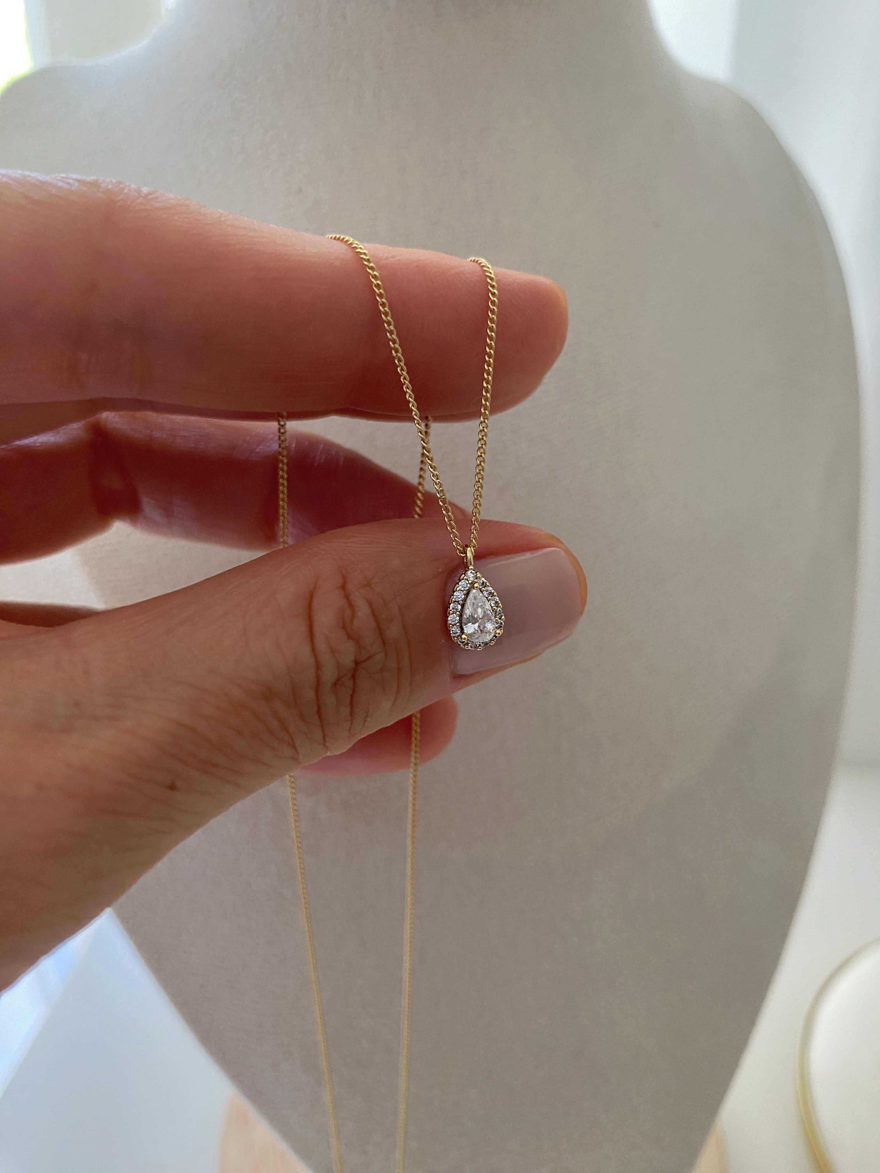 Özel Seri Minimal Damla Model Taşlı Kolye