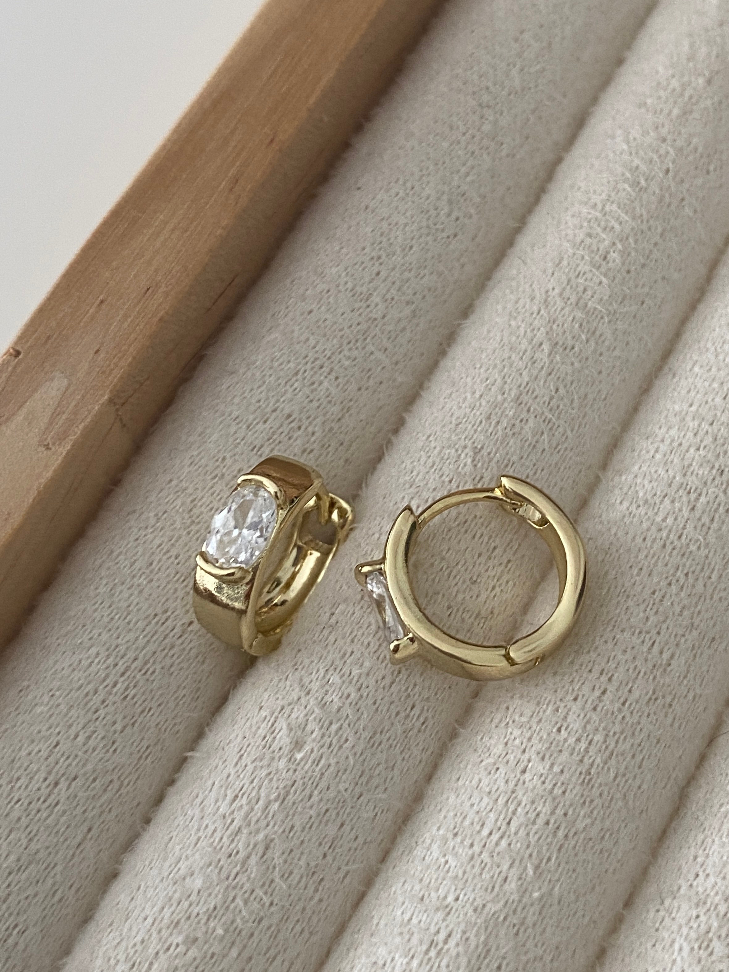 Özel Seri Ortası Oval Taşlı Minimal Halka Küpe