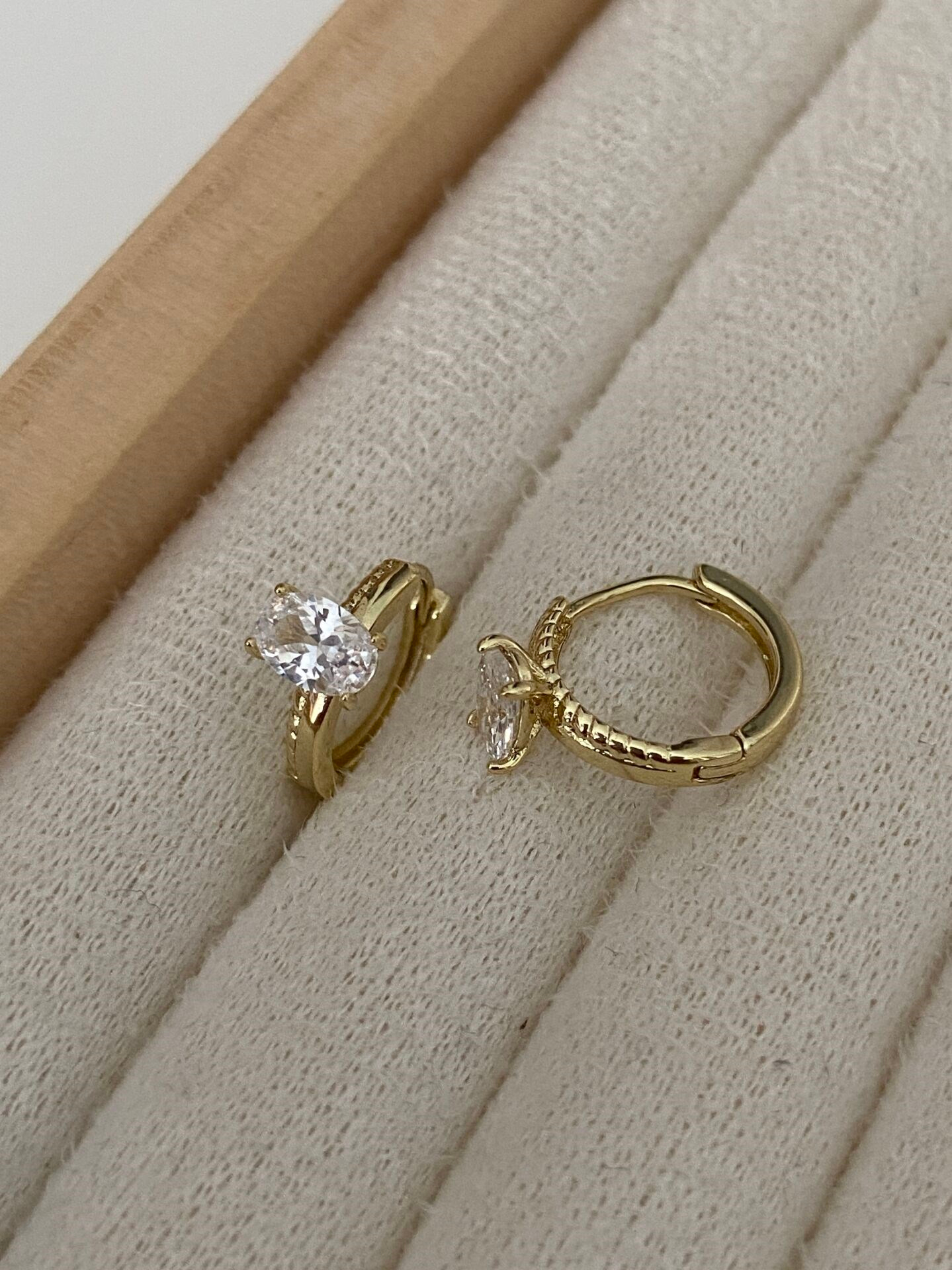 Özel Seri Oval Tek Taşlı Minimal Halka Küpe